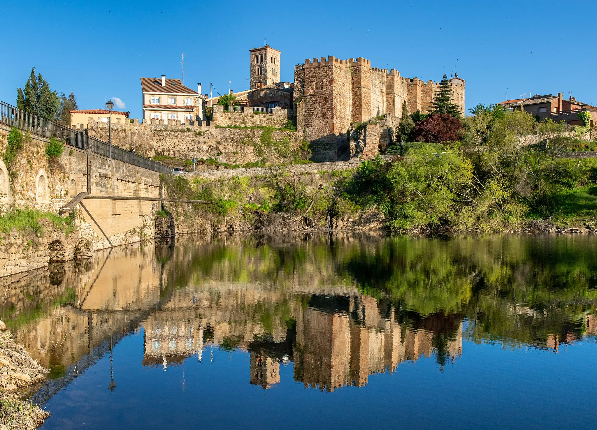 Photo showing: Old town of Buitrago del Lozoya (Community of Madrid, central Spain) from the northwest and Lozoya river.