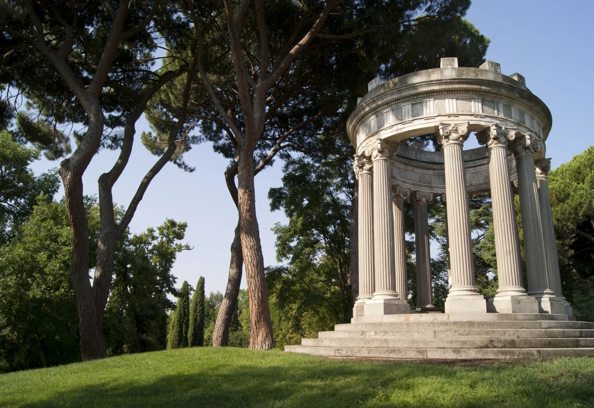 Photo showing: Bonito parque en el barrio de la Alameda de Osuna en el distrito de Barajas, Madrid.