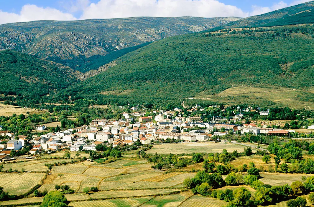 Photo showing: Aerial view of the village and its surroundings. Rascafría, Madrid, Spain