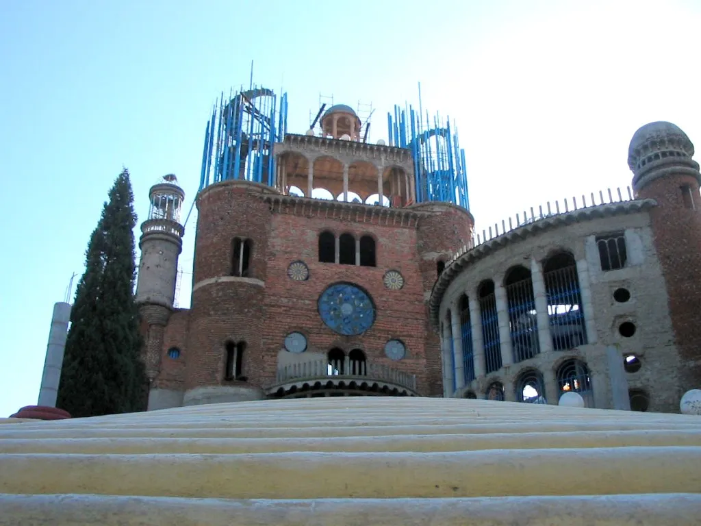 Photo showing: "Cathedral of Justo" (Mejorada del Campo, Madrid, Spain). Frontal view. The building on the right is the isolated baptistery.