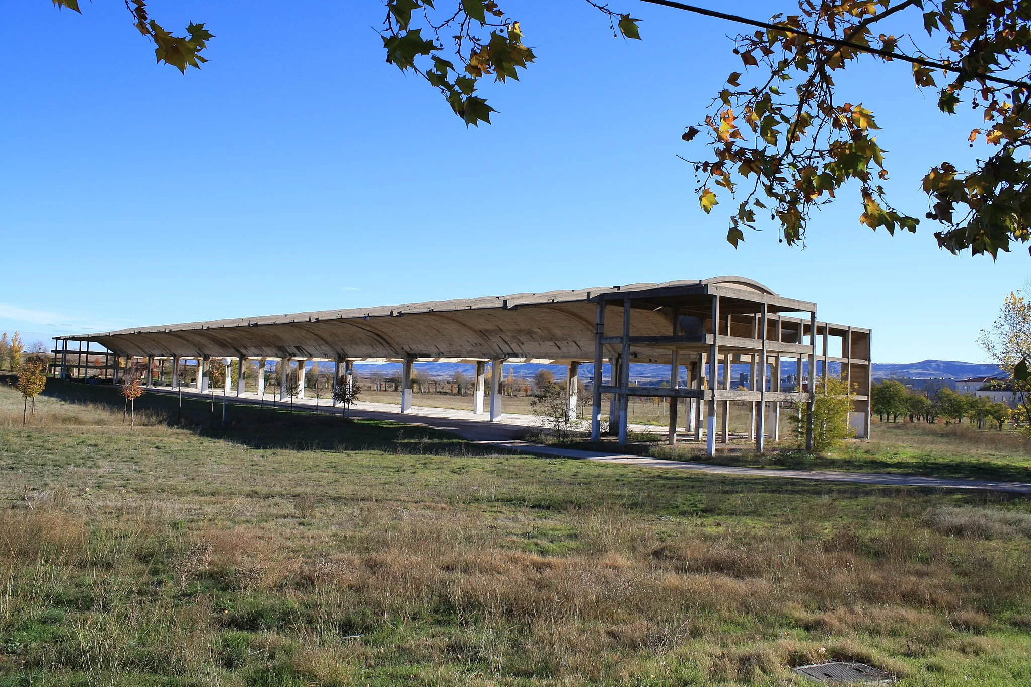 Photo showing: Antiguo hangar
Campus Universitario
Universidad de Alcalá
Alcalá de Henares
Comunidad de Madrid.

España