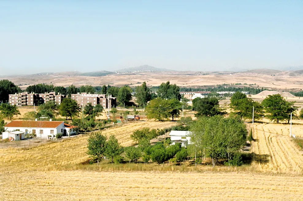 Photo showing: Jarama alluvial plain, with buildings. Talamanca de Jarama, Madrid, Spain