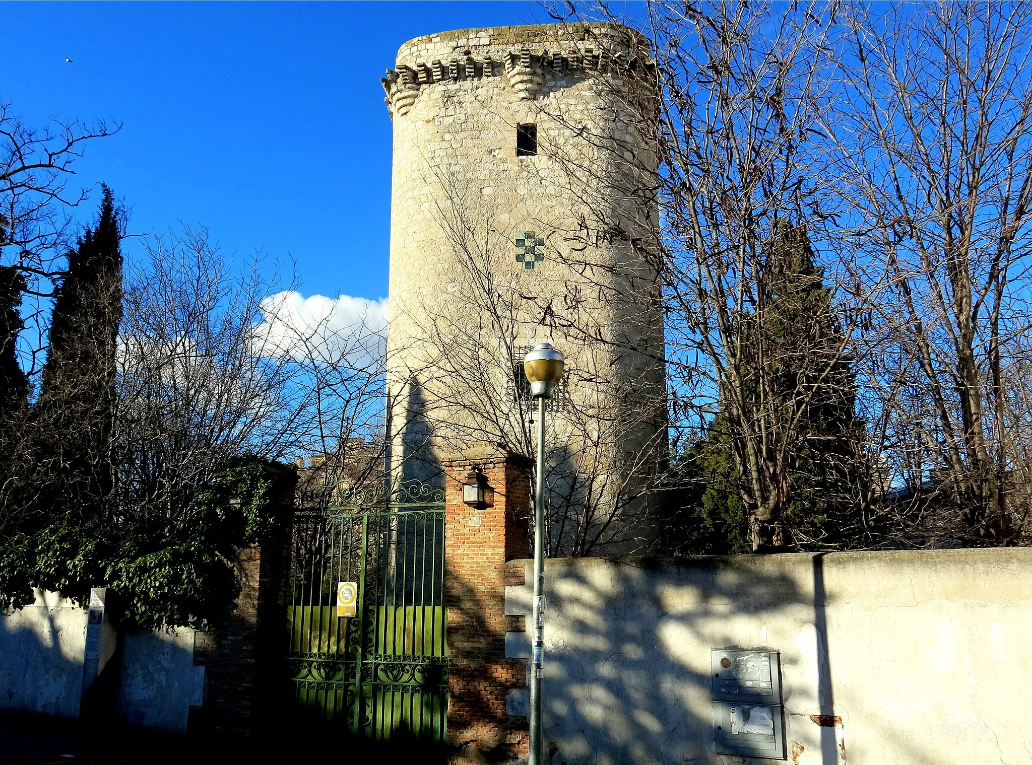 Photo showing: El torreón de Pinto, castillo de Pinto o torre de Éboli
es una construcción medieval situada en Pinto, en la Comunidad de Madrid (España). Posee un gran valor histórico, pues en este edificio fueron confinados la Princesa de Éboli, Antonio Pérez, secretario del rey Felipe II, y, en 1808 y durante un breve período, Manuel Godoy, favorito de Carlos IV.

Propiedad privada