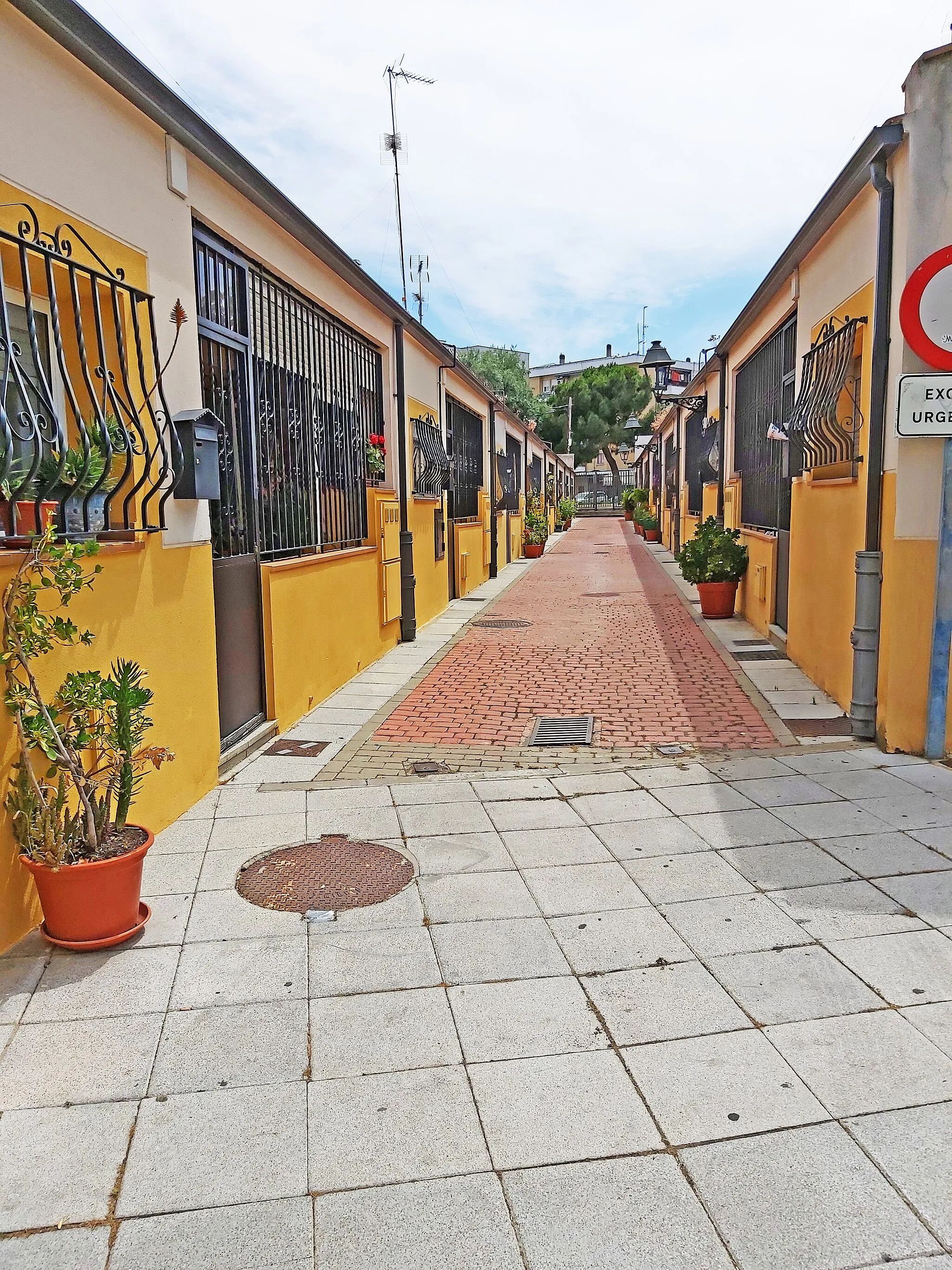 Photo showing: Calle del barrio de San Ramón en Parla destaca las fachadas tras una remodelacion del barrio