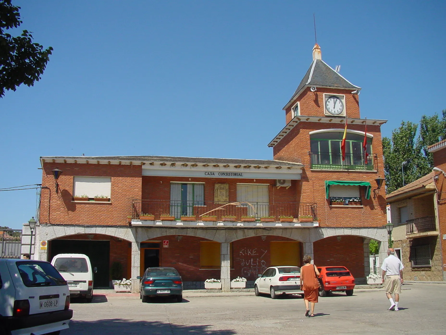Photo showing: Ayuntamiento de Colmenar del Arroyo en 2002, posteriormente remodelado y reconstruido entero.