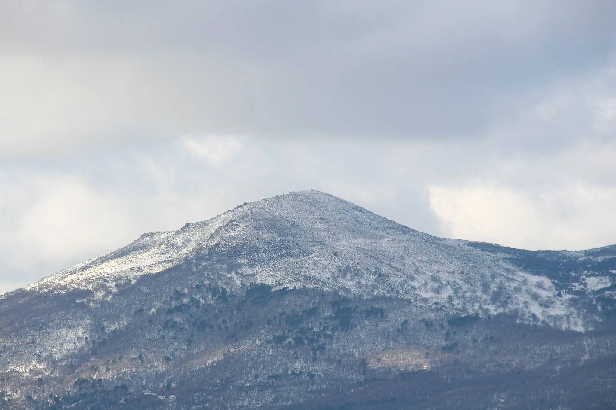 Photo showing: Pico del Mirlo nevado visto desde Cadalso de los Vidrios