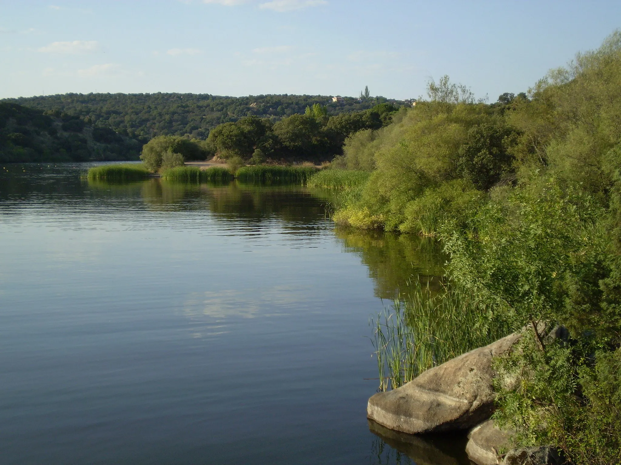 Photo showing: Cerro Alarcón Reservoir, over Perales River. Community of Madrid, Spain