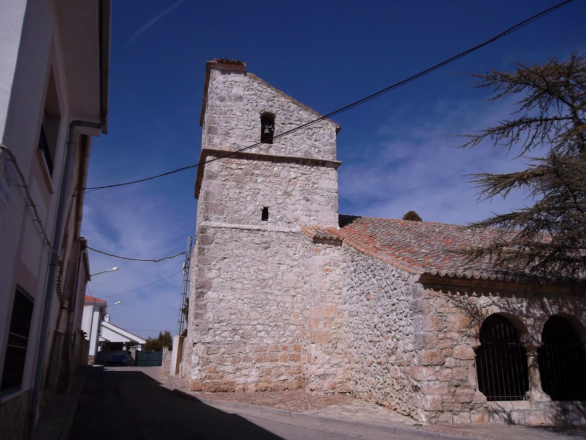 Photo showing: Pozo de Guadalajara-Iglesia parroquial porticada consagrada a San Mateo Apóstol (s.XIV). Átrio y torre del campanario.