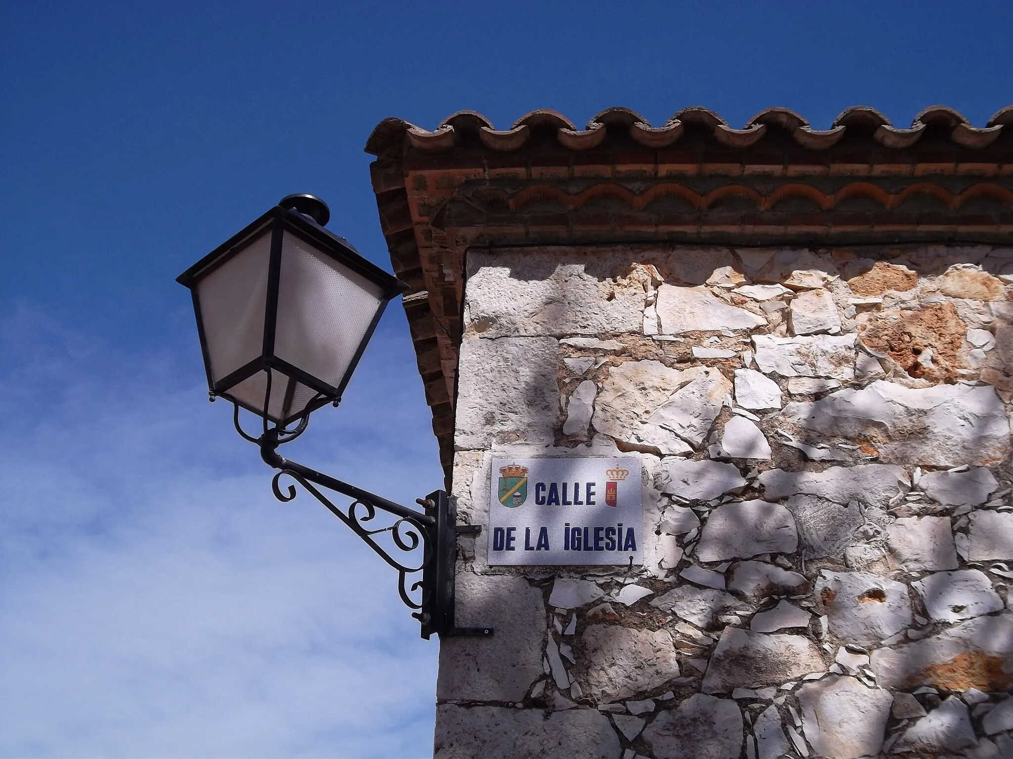 Photo showing: Pozo de Guadalajara-Iglesia parroquial porticada consagrada a San Mateo Apóstol (s.XIV). Calle de la iglesia.