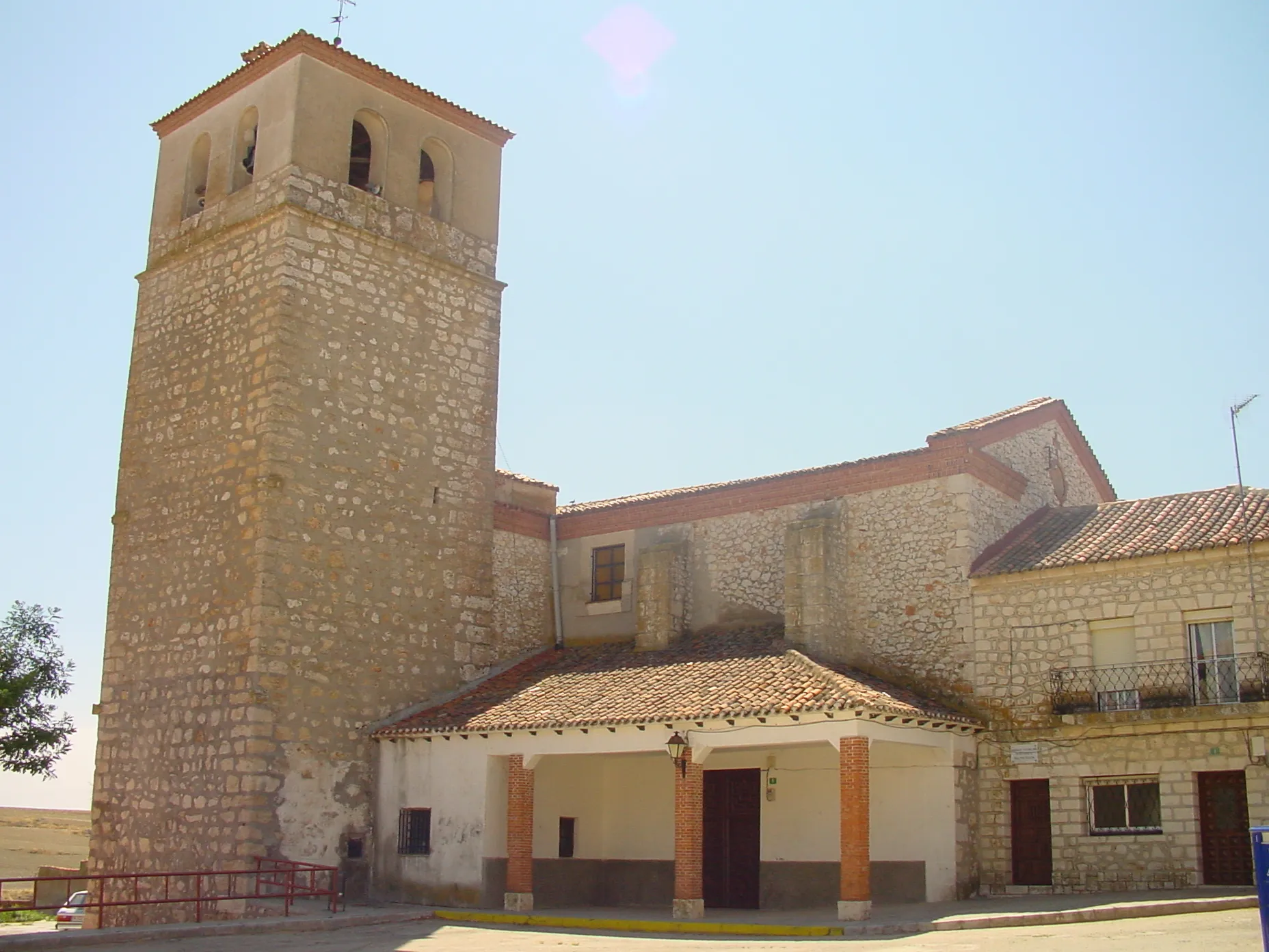 Photo showing: Iglesia y campanario en Corpa.