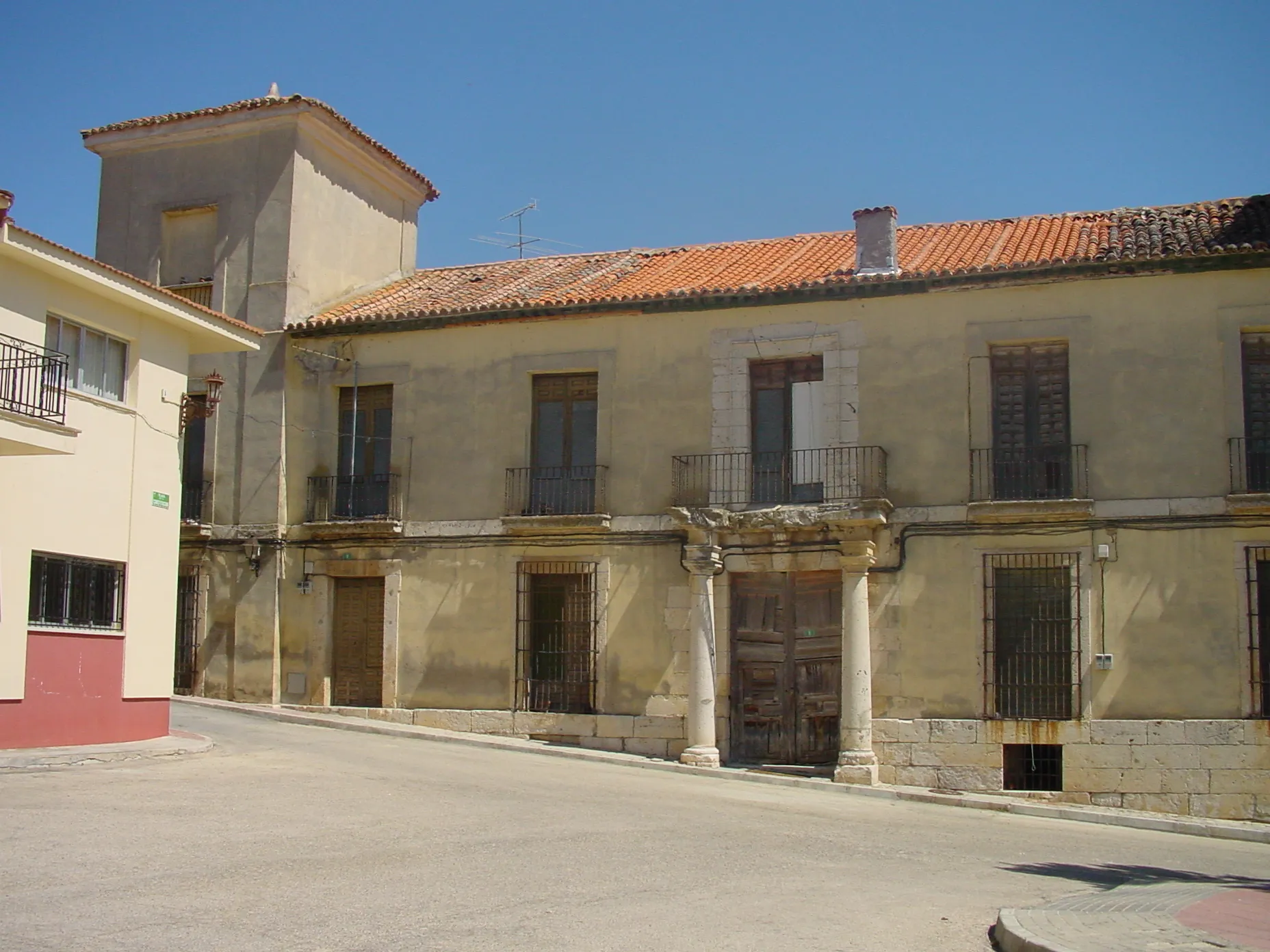 Photo showing: Fachada de casa en Corpa.