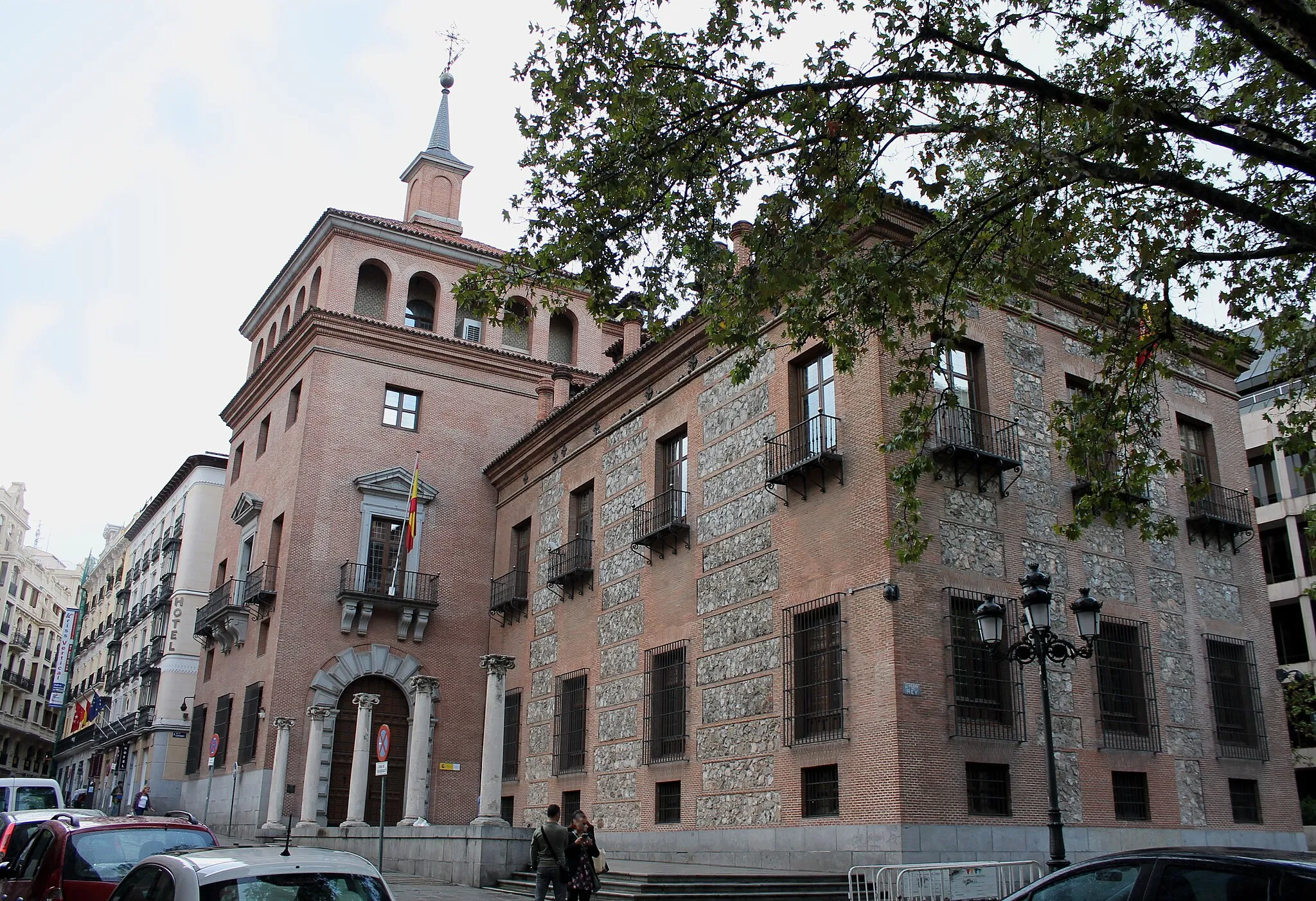 Photo showing: Façade of Casa de las Siete Chimeneas in Madrid (Spain).