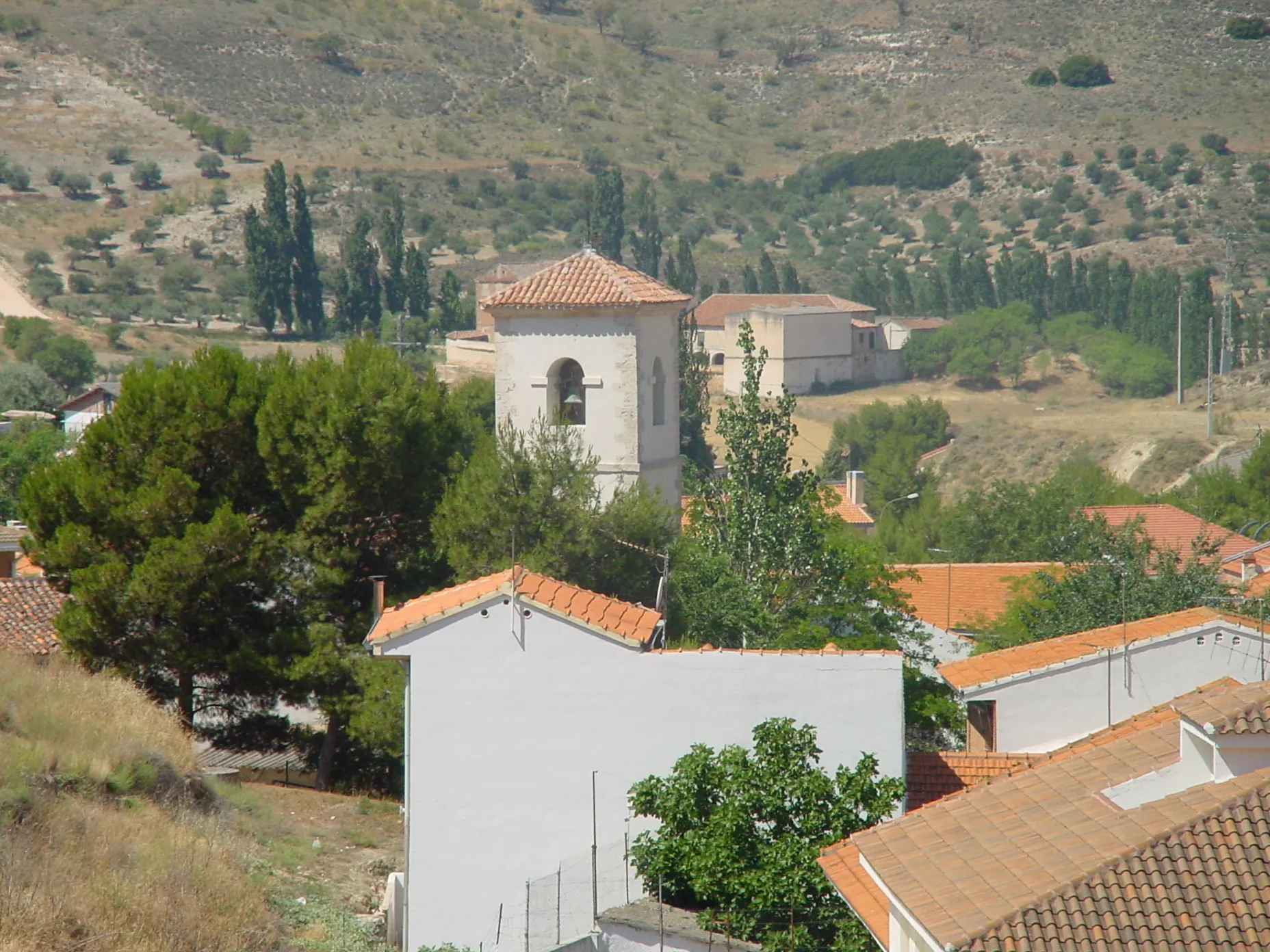 Photo showing: Vista de paisaje e iglesia en Valverde de Alcalá.