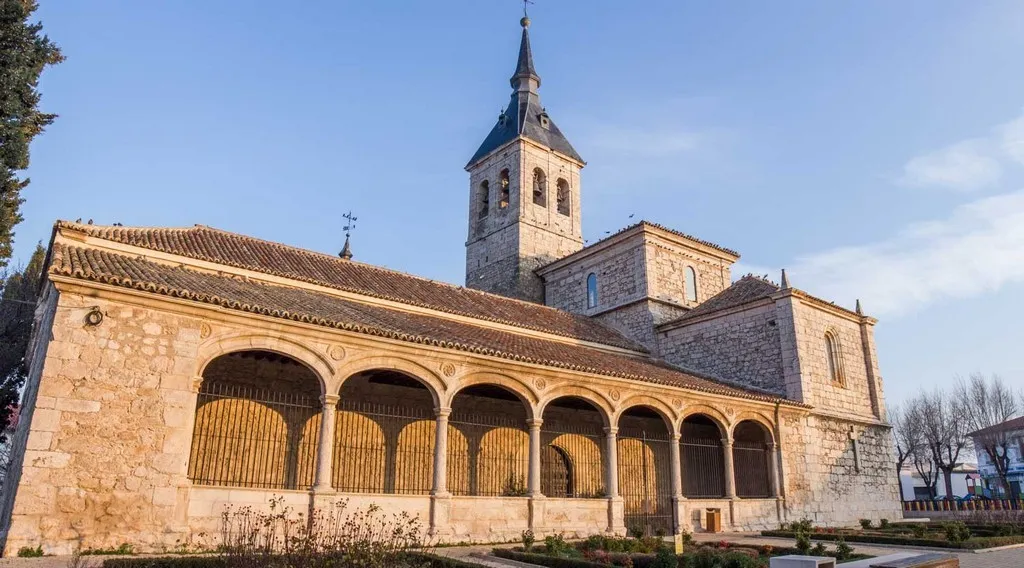 Photo showing: Iglesia Parroquial Asunción de Nuestra Señora, en Torres de la Alameda. Es una iglesia grande de estilo renacentista o plateresco, con un atrio con arcos.