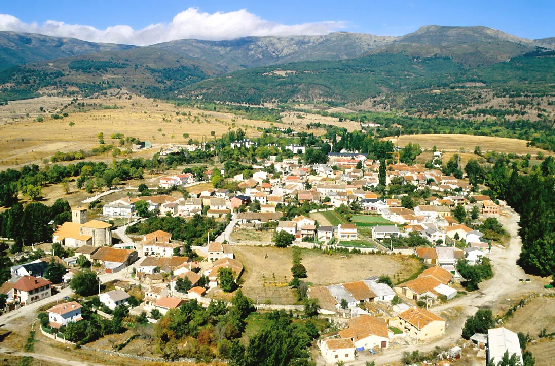 Photo showing: Aerial view of the village and its surroundings. Alameda del Valle, Madrid, Spain