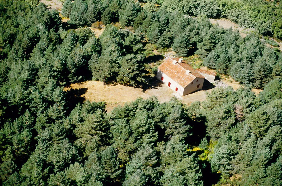 Photo showing: Aerial view of  Majada del Cojo shelter. Alameda del Valle, Madrid, Spain