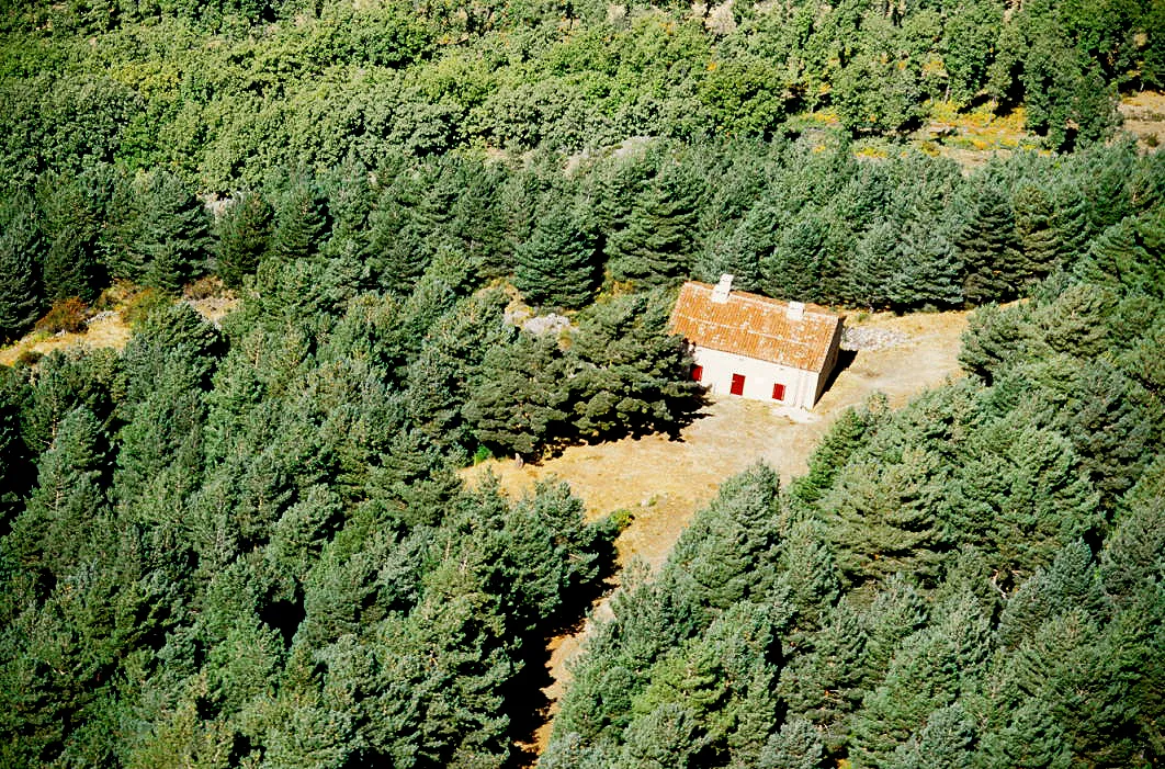 Photo showing: Aerial view of Majada del Cojo shelter. Alameda del Valle, Madrid, Spain