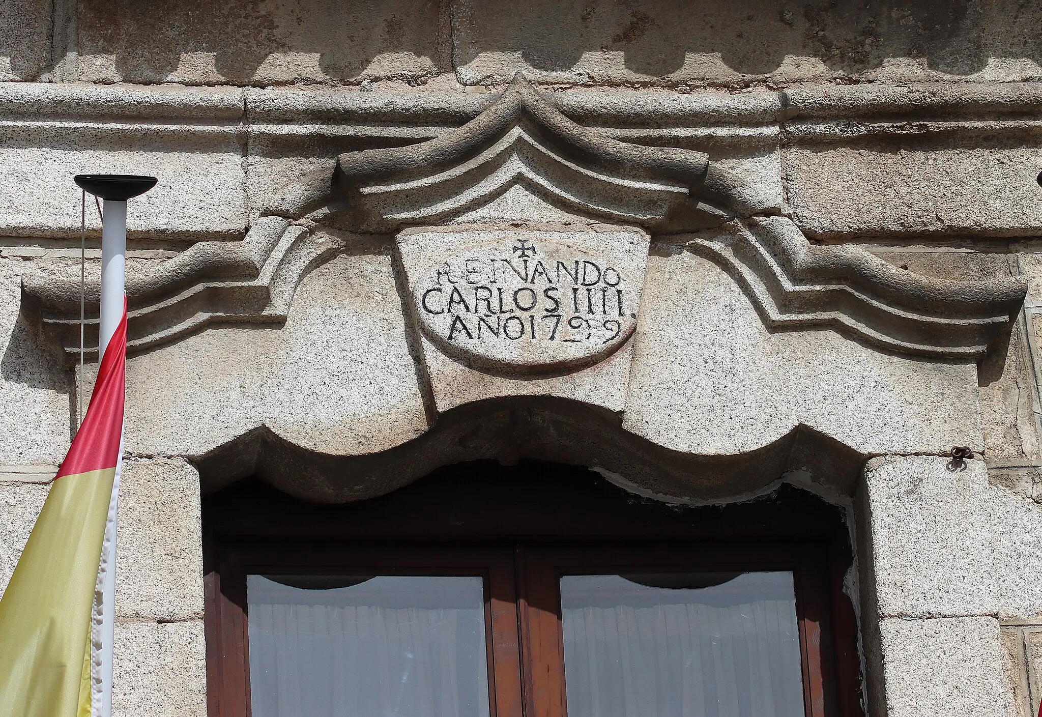 Photo showing: Almorox, ayuntamiento, detalle inscripción en la fachada