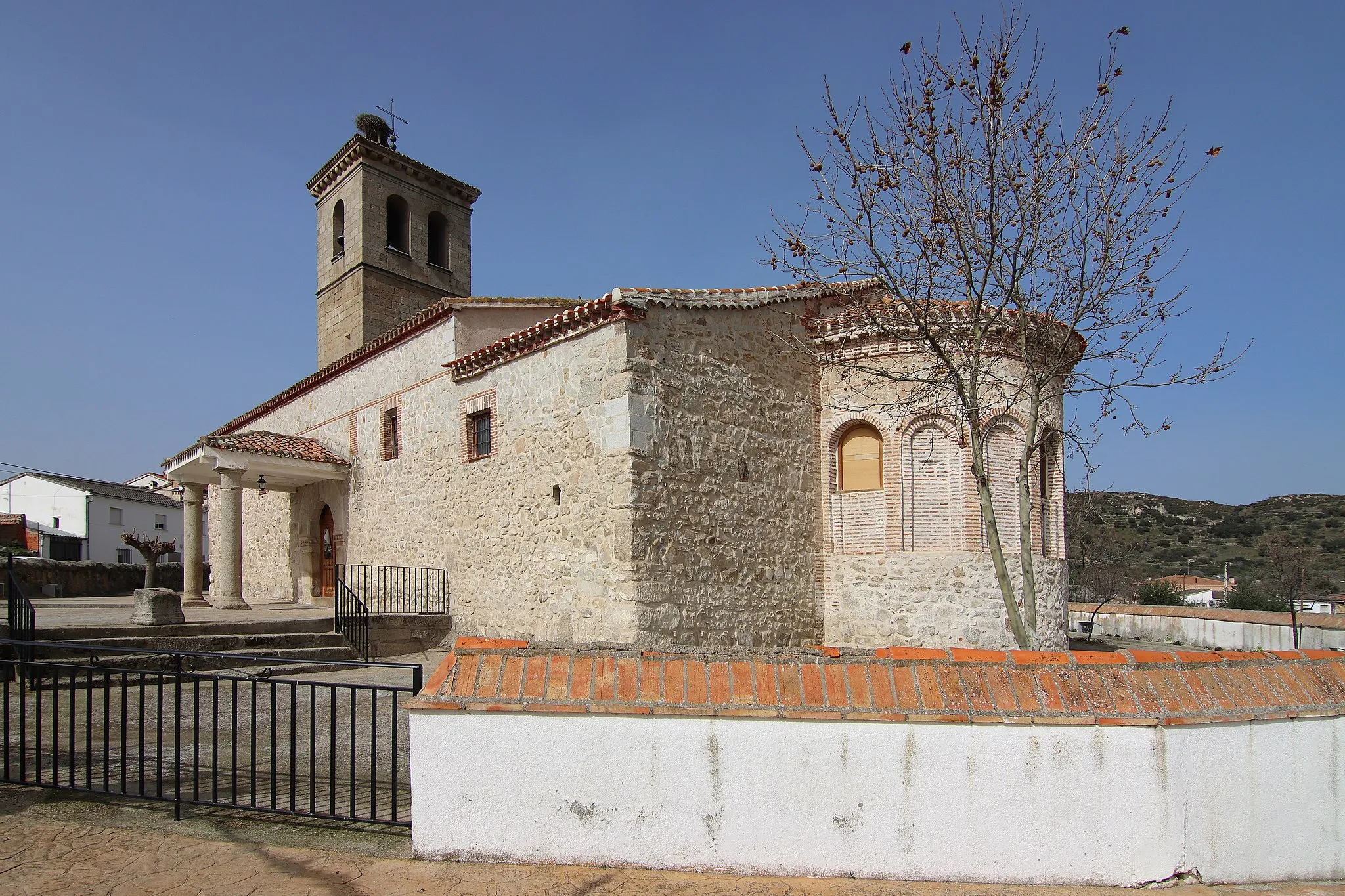 Photo showing: Iglesia de San Vicente Mártir, Paredes de Escalona, fachada este y ábside