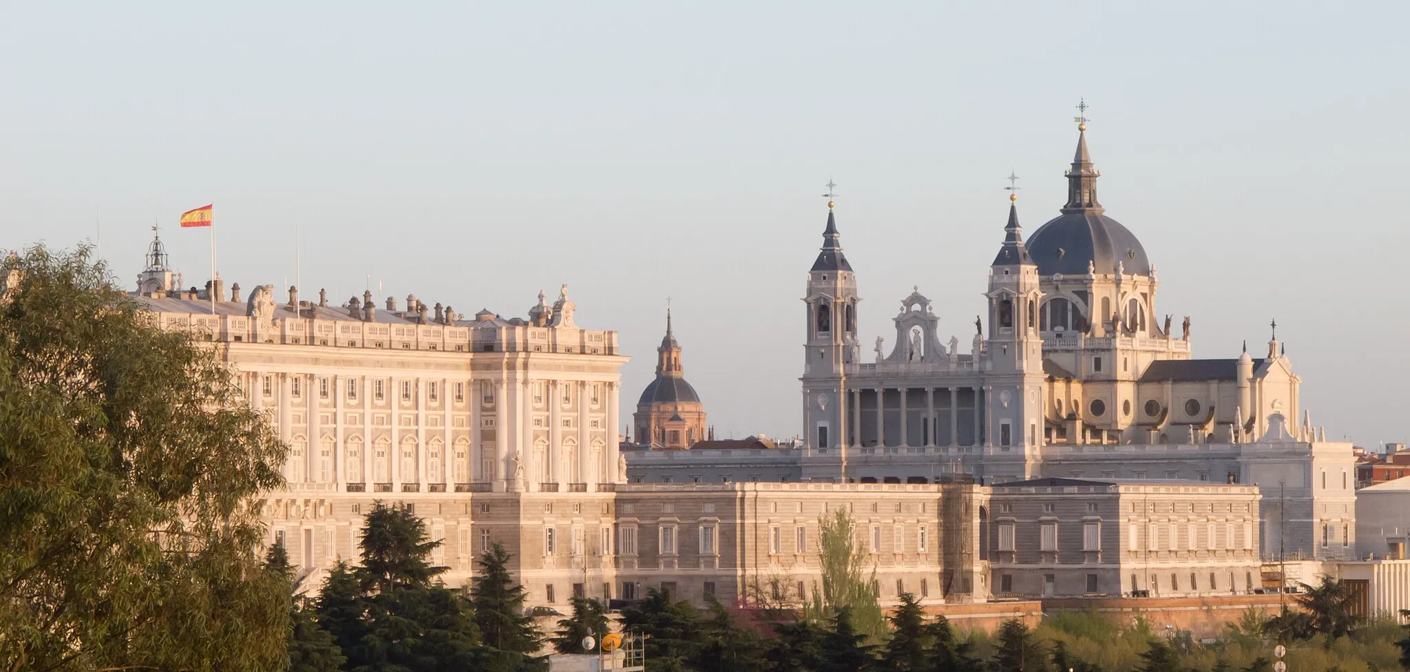 Photo showing: Royal Palace and Almudena Cathedral, Madrid, Spain, at twilight.