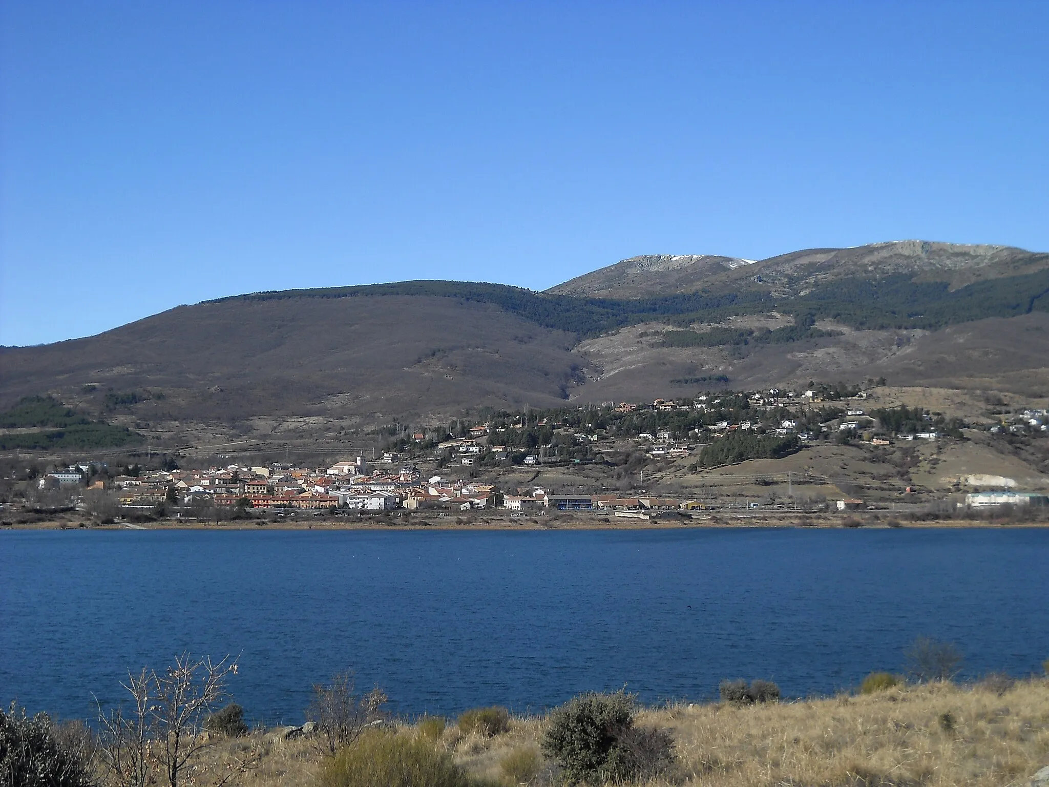 Photo showing: Lozoya visto desde el embalse de Pinilla, Comunidad de Madrid, España; en el fondo el Pico el Nevero