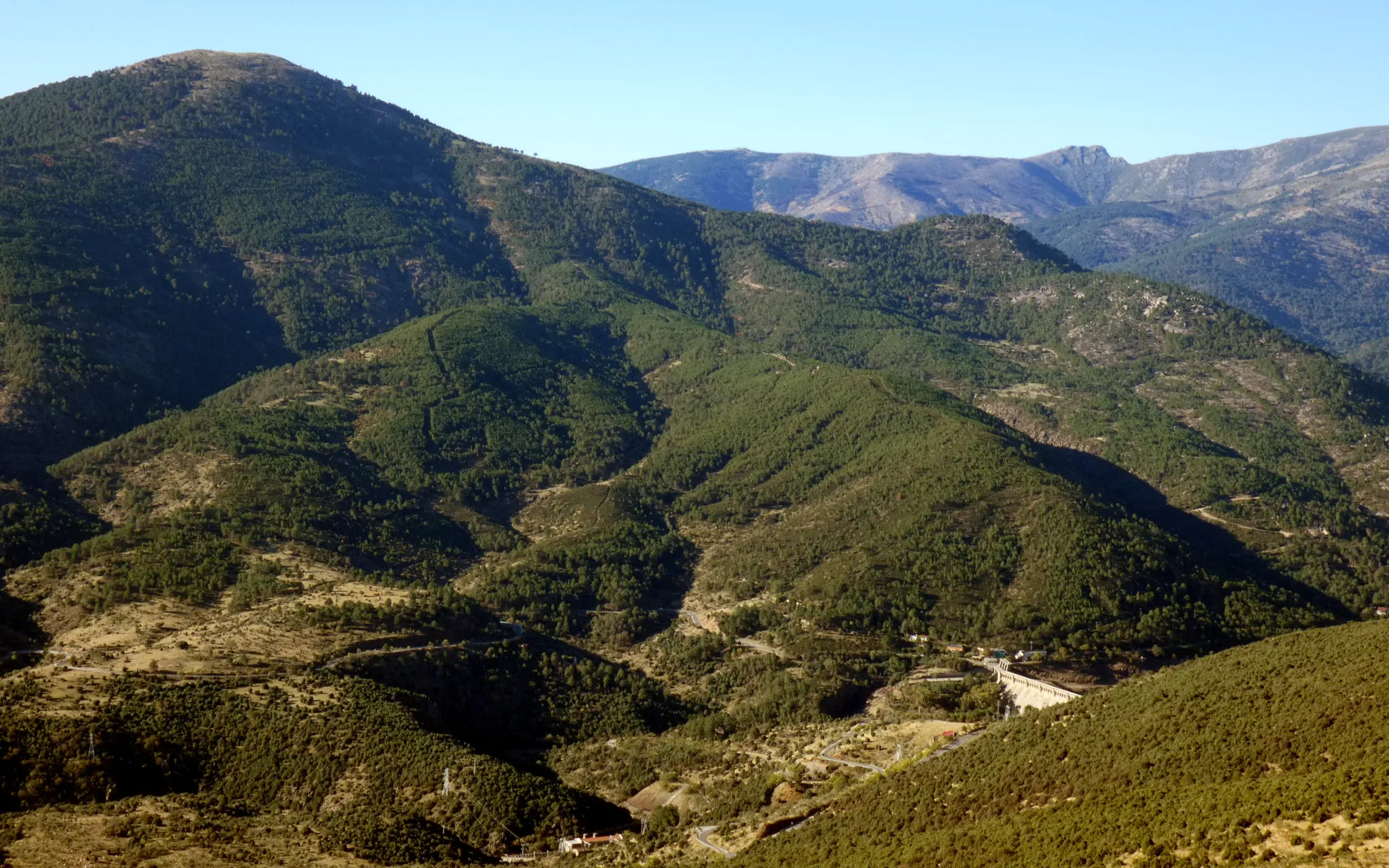 Photo showing: El extremo oriental de la Sierra de Gredos. A la izquierda, el Cabeza de la Parra; al fondo a la derecha, el Canto del Berrueco.