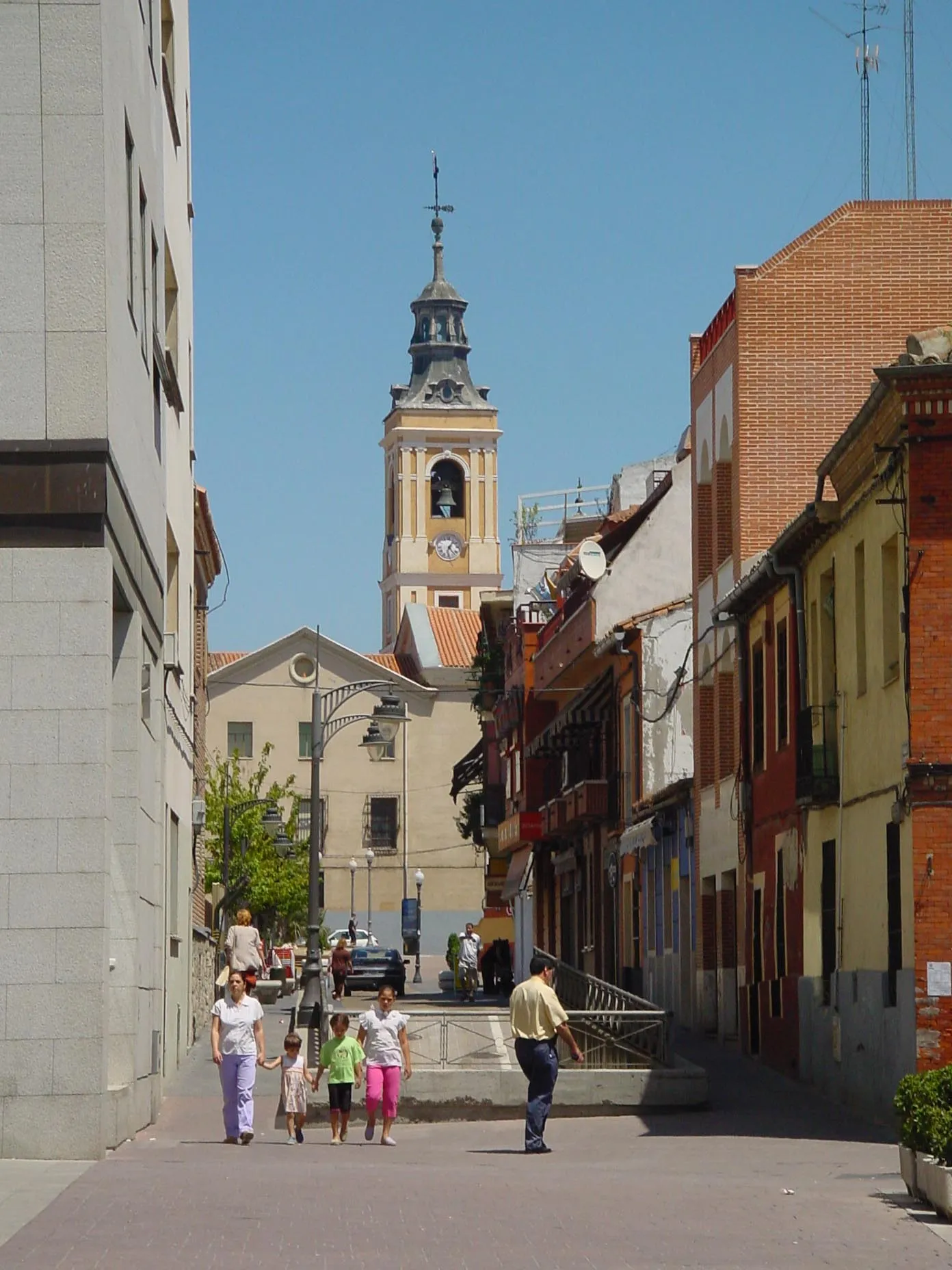 Photo showing: Calle con campanario de iglesia al fondo en Getafe.