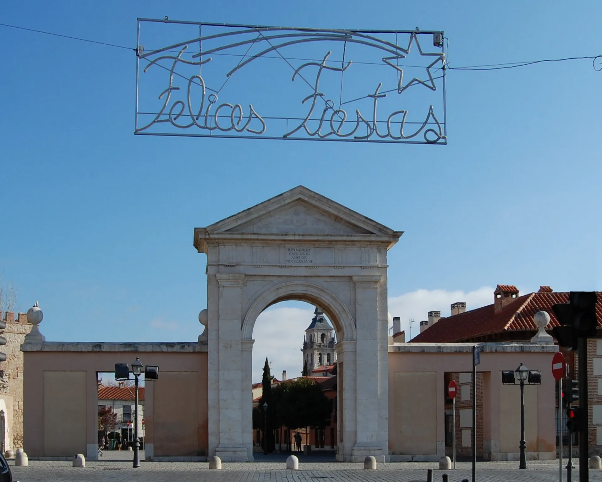 Photo showing: Puerta de Madrid vista desde el oeste, con cartel luminoso deseando "Felices Fiestas". Situada en Alcalá de Henares (Comunidad de Madrid - España).