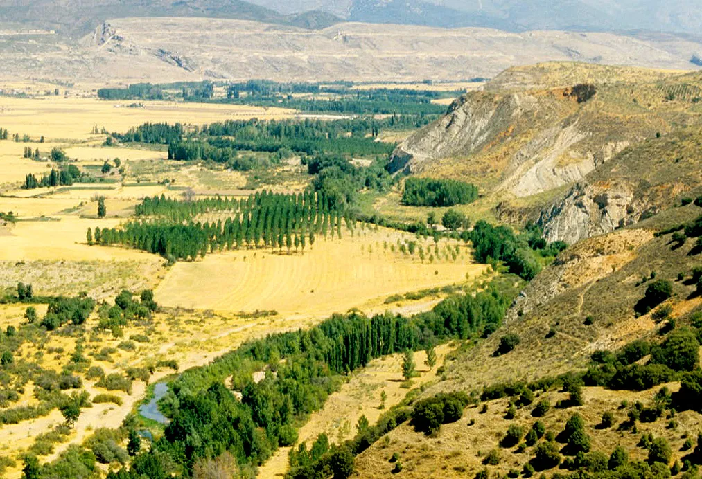 Photo showing: Aerial view of Torremocha alluvial plain (left of the image, right bank) and the edge of Uceda high plateau (in the opposite side); in the center, Jarama River and, in the background, the limestone cliffs of Patones. Madrid / Guadalajara, Spain