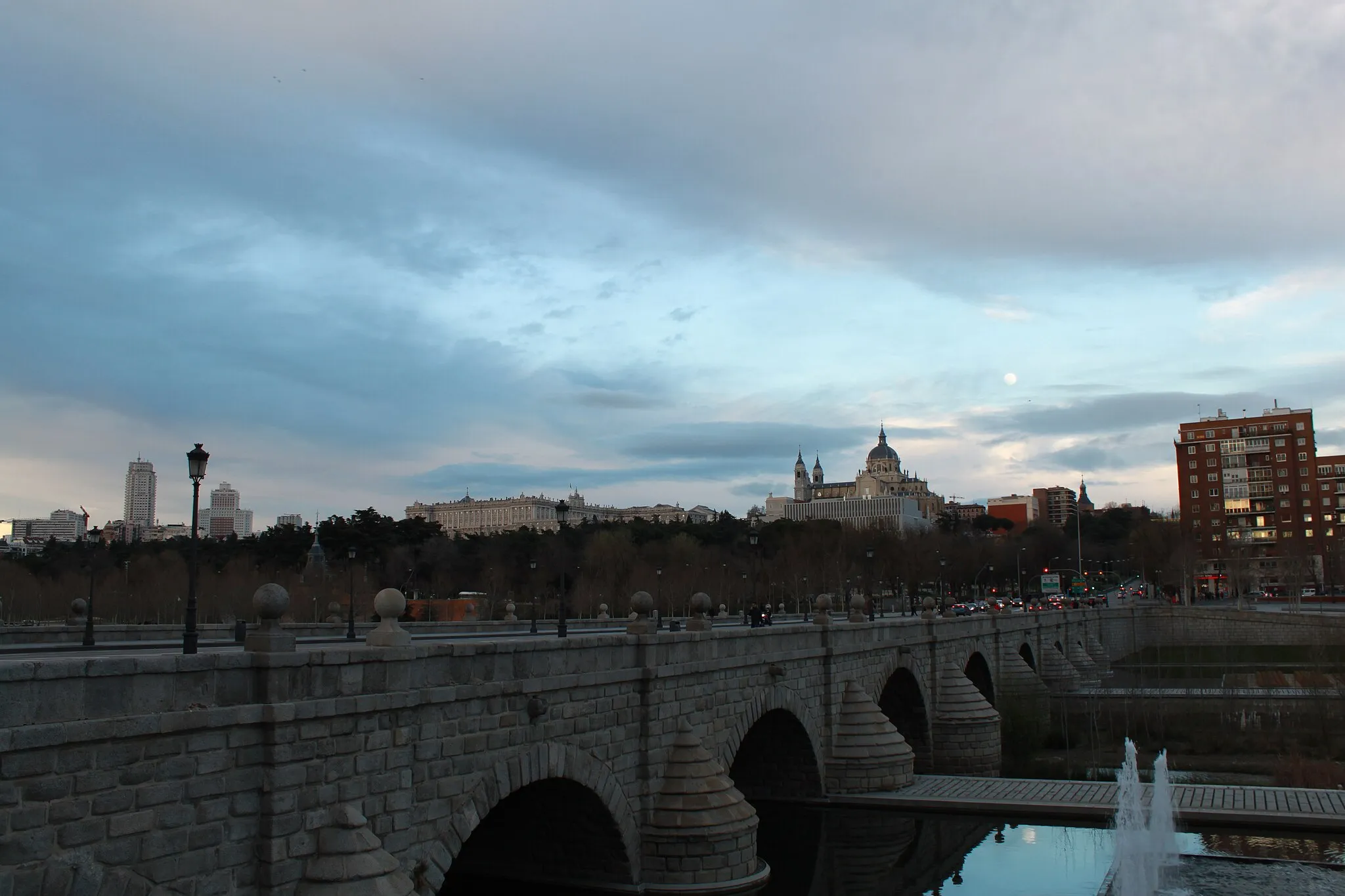 Photo showing: Vista lejana de la Catedral de la Almudena desde el Puente Segovia, en Madrid