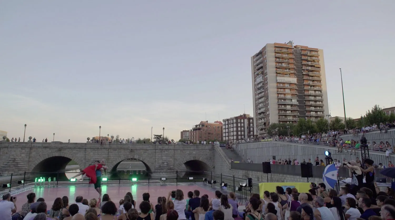 Photo showing: La compañía madrileña de danza LosDedae, dirigida por el coreógrafo Chevi Muraday (Premio Nacional de Danza en 2006), ofreció ayer su espactáculo Sumérgete en el auditorio al aire libre de los Jardines Bajos del Puente de Segovia, en el marco de la programación de Veranos de la Villa 2017.