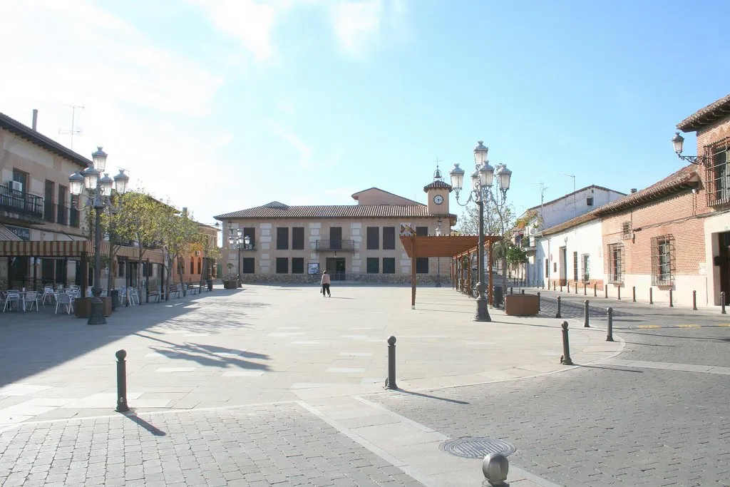 Photo showing: Plaza de la Constitución con el Ayuntamiento al fondo, en El Casar, municipio de Guadalajara, España.