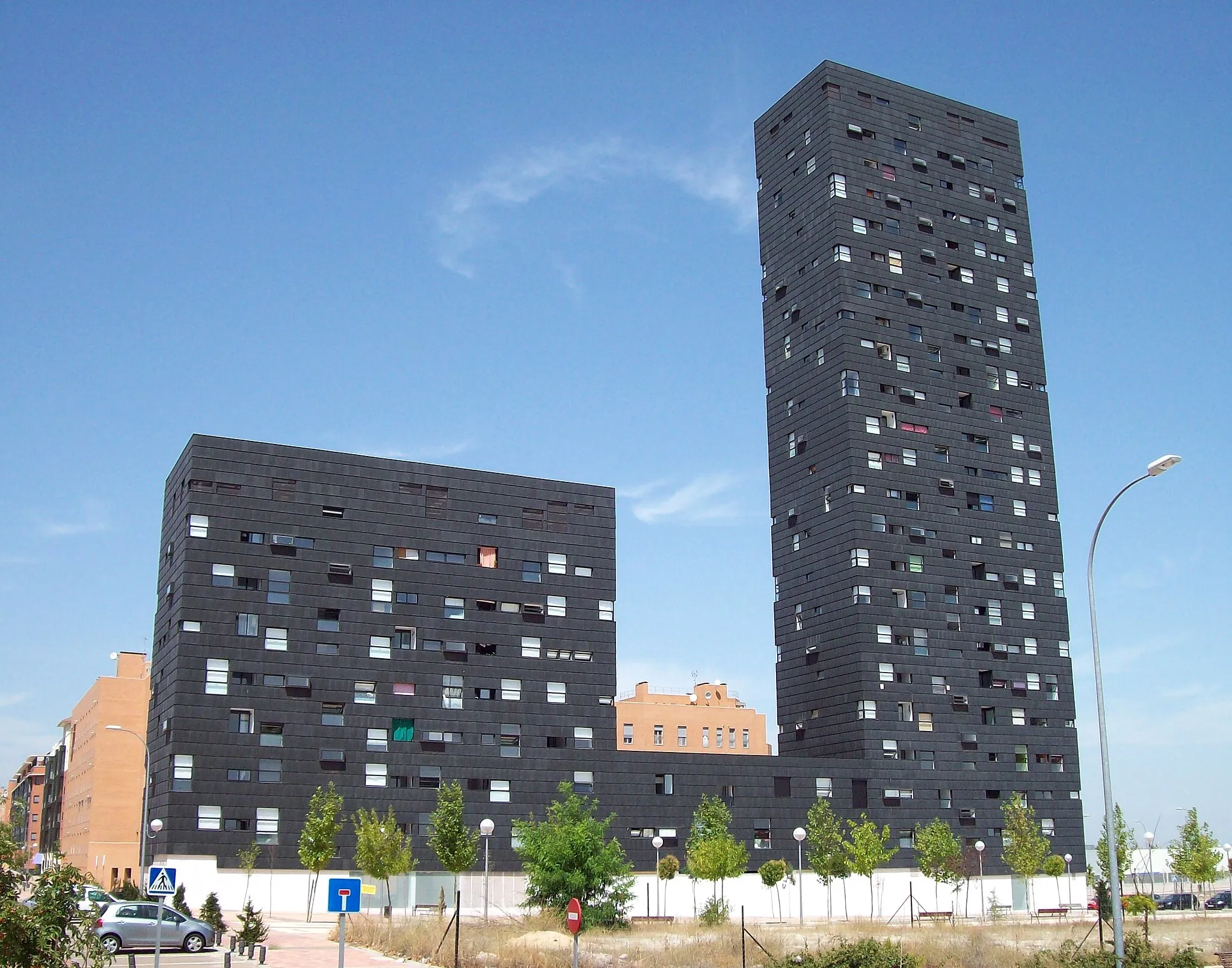 Photo showing: South-east façade of Vallecas 20 building in Madrid (Spain).