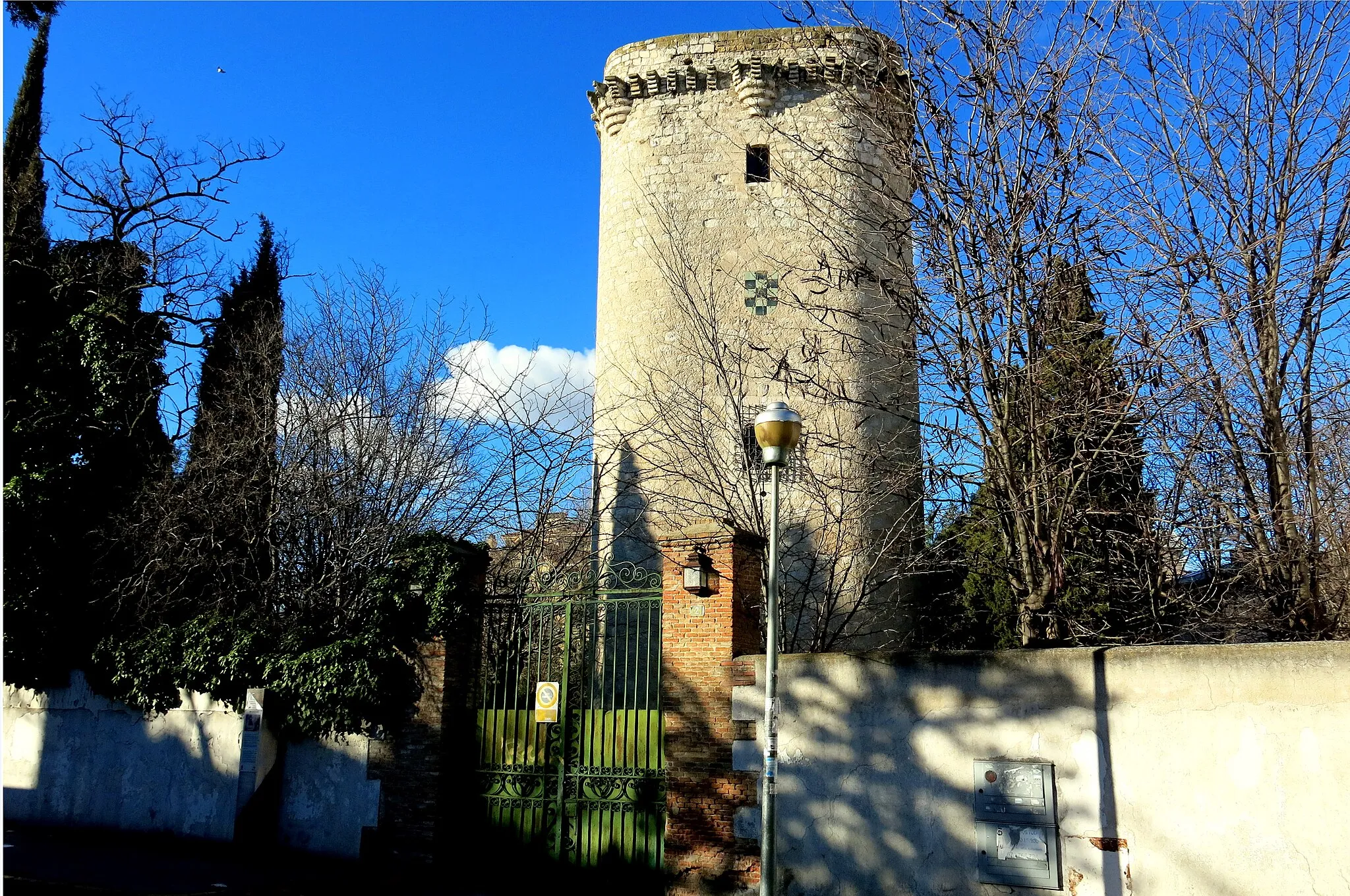 Photo showing: El torreón de Pinto, castillo de Pinto o torre de Éboli
es una construcción medieval situada en Pinto, en la Comunidad de Madrid (España). Posee un gran valor histórico, pues en este edificio fueron confinados la Princesa de Éboli, Antonio Pérez, secretario del rey Felipe II, y, en 1808 y durante un breve período, Manuel Godoy, favorito de Carlos IV.

Propiedad privada