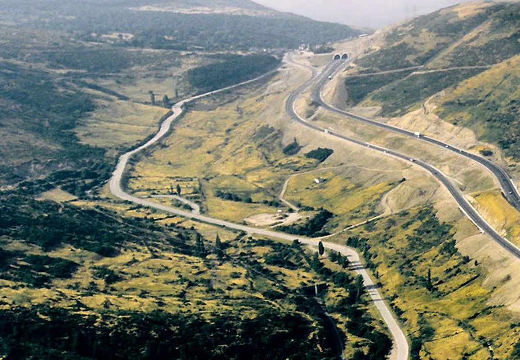 Photo showing: Aerial view of the north side of Somosierra Pass: on the left hand, the former N-1 Road, on the right one, the A-1 Motorway. Somosierra, Madrid, España