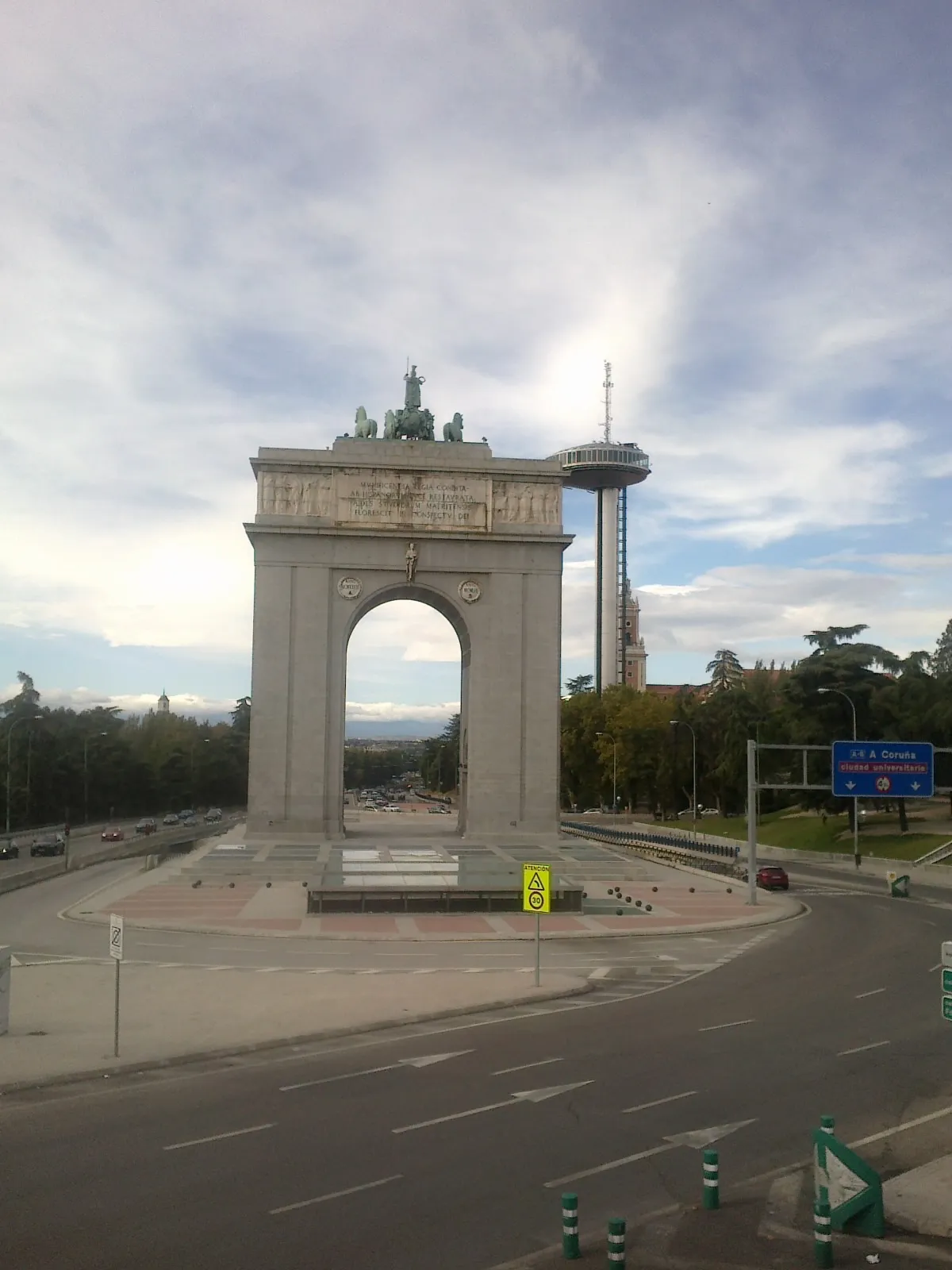 Photo showing: Arco de la Victoria (Puerta de la Moncloa o Arco del Triunfo) y Faro de Moncloa de Madrid
