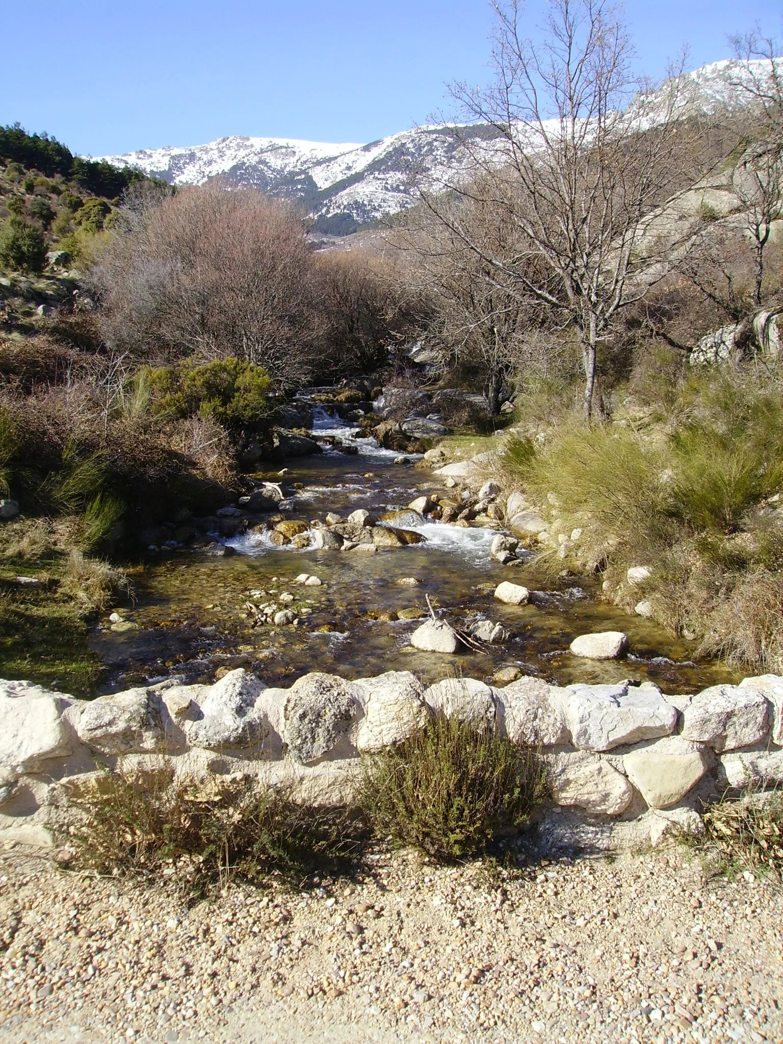 Photo showing: Arroyo Mediano (Mediano stream) at the end of the Hueco de San Blas valley, at Sierra de Guadarrama, Madrid, Spain.