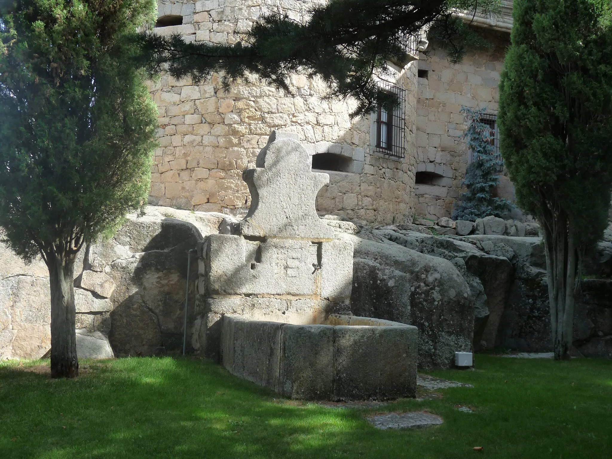 Photo showing: Fountain next to the main gate of the Castle-Palace of Magalia, in Las Navas del Marqués, Castile and León