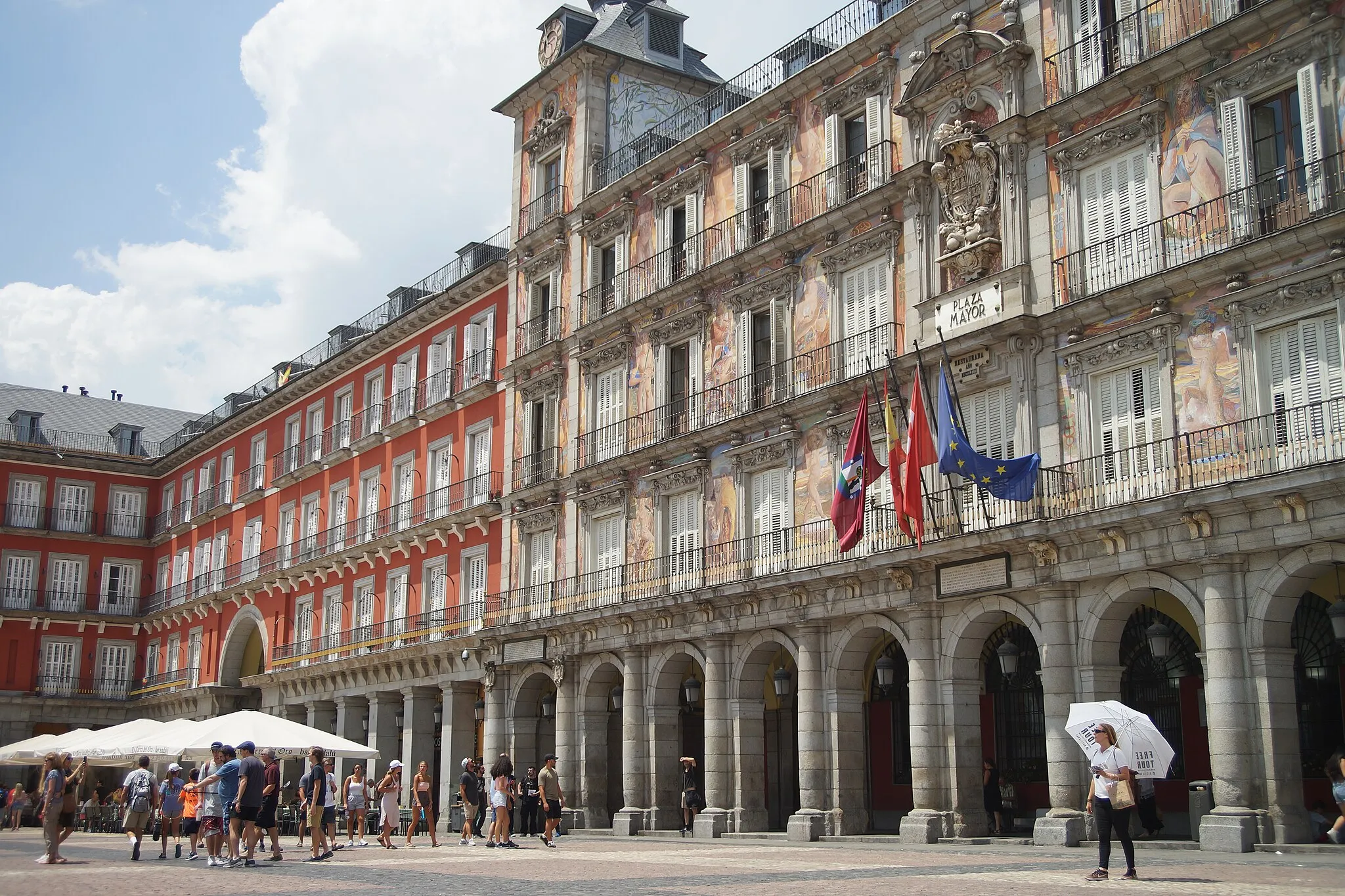 Photo showing: Interior of the Plaza Mayor in Madrid, showing gate sign and frescos