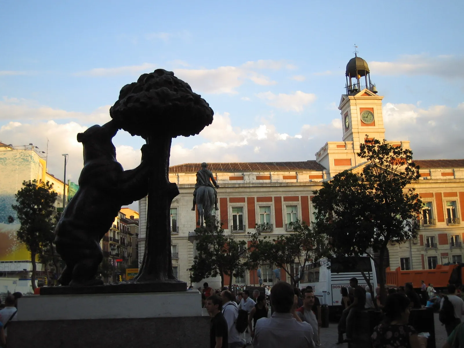 Photo showing: Taken by Rifleman 82 on 310506.
Bear and the Madrono Tree, heraldic symbol of Madrid. Sculpture at Puerta del Sol, Madrid