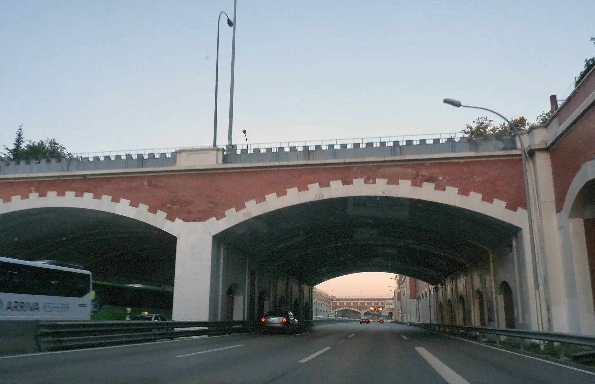Photo showing: Puente de la calle de Arturo Soria sobre la avenida de América, Madrid.
