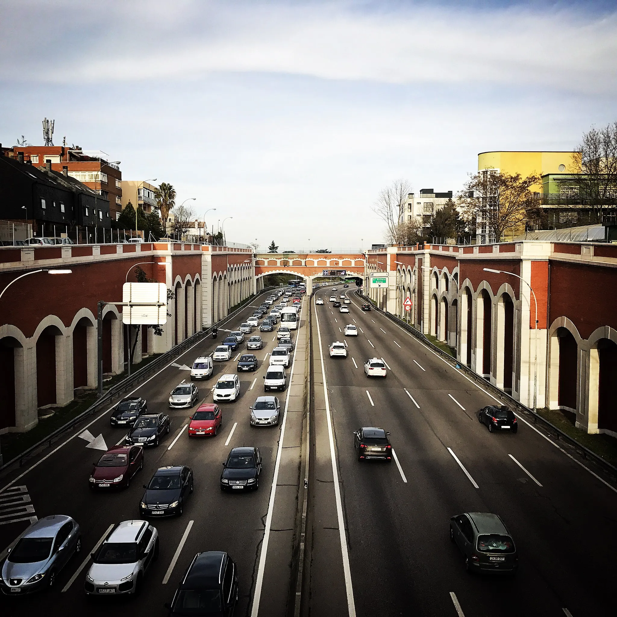 Photo showing: Aspecto característico del Puente de la CEA sobre la calle Arturo Soria y la A-2 en Madrid, España