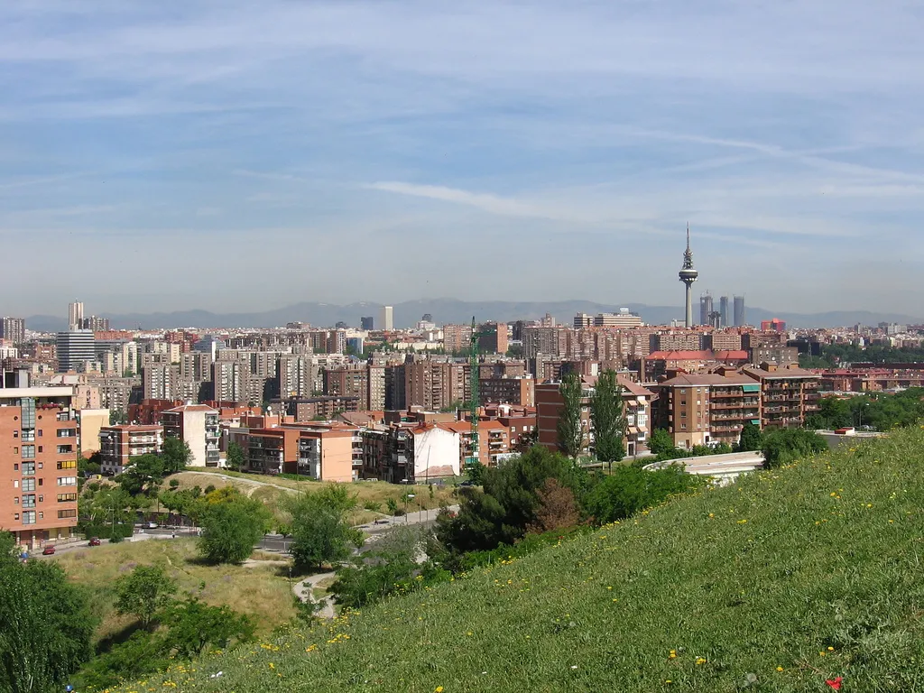 Photo showing: View of Madrid (Spain) from Parque del Cerro del Tío Pío (a park), in Numancia neighborhood (Puente de Vallecas district).