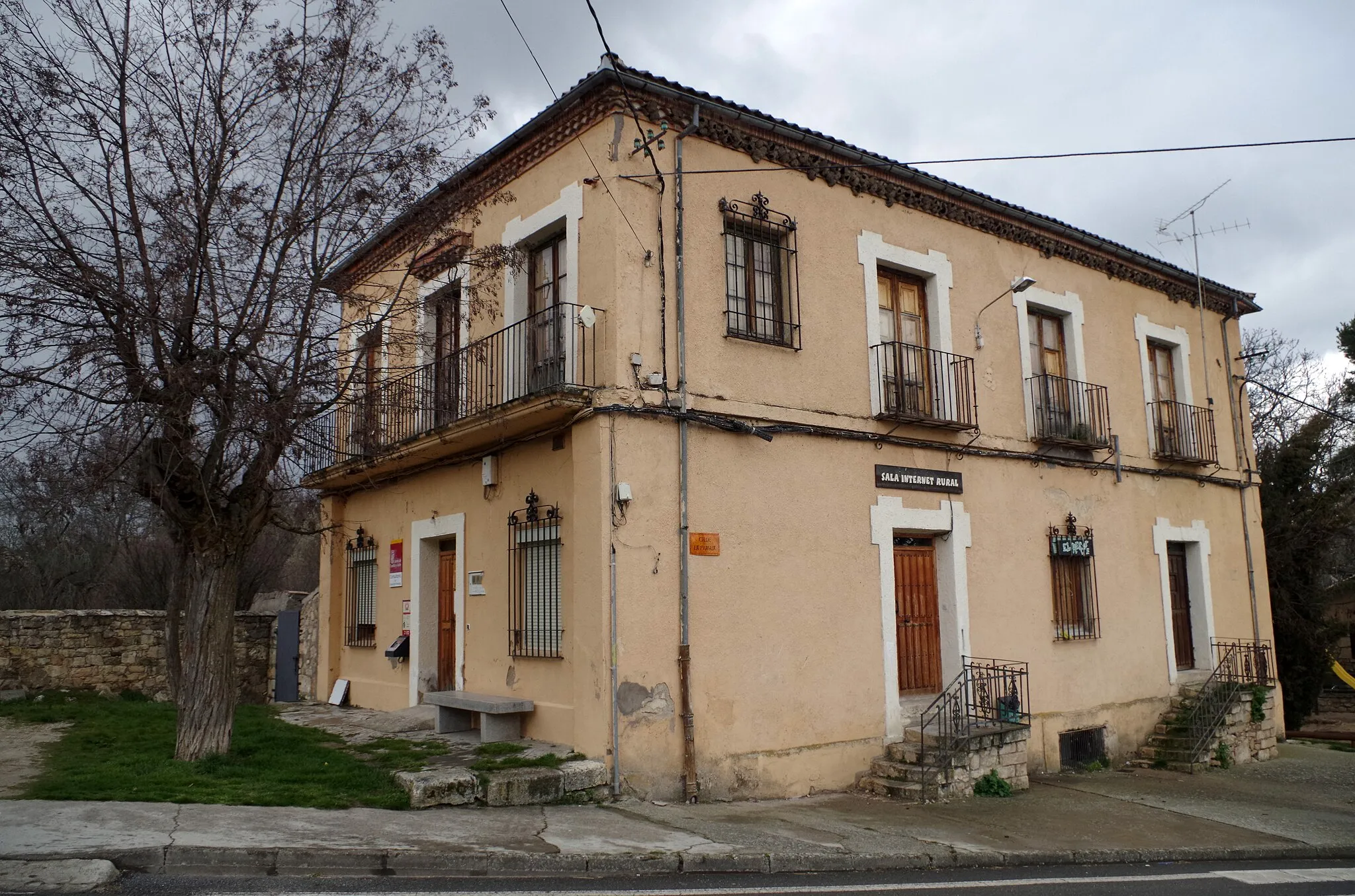 Photo showing: Community health center in Torre Val de San Pedro (Segovia, Spain).