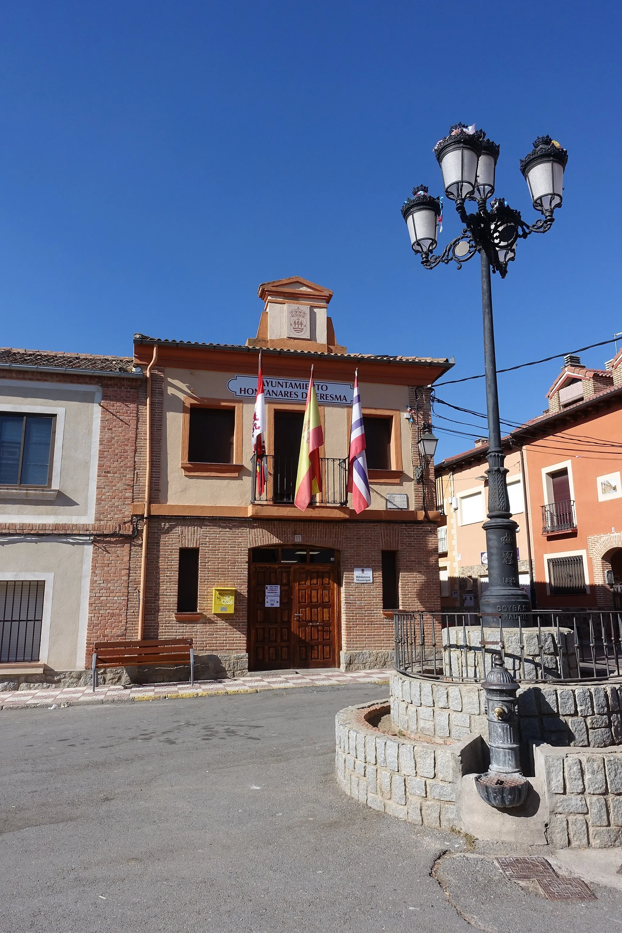 Photo showing: Casa consistorial de Hontanares de Eresma (Segovia, España).