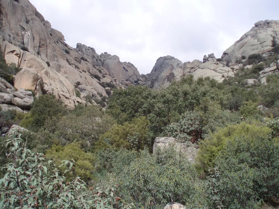 Photo showing: Hueco de las Hoces y El Yelmo de La Pedriza (Comunidad de Madrid, España).