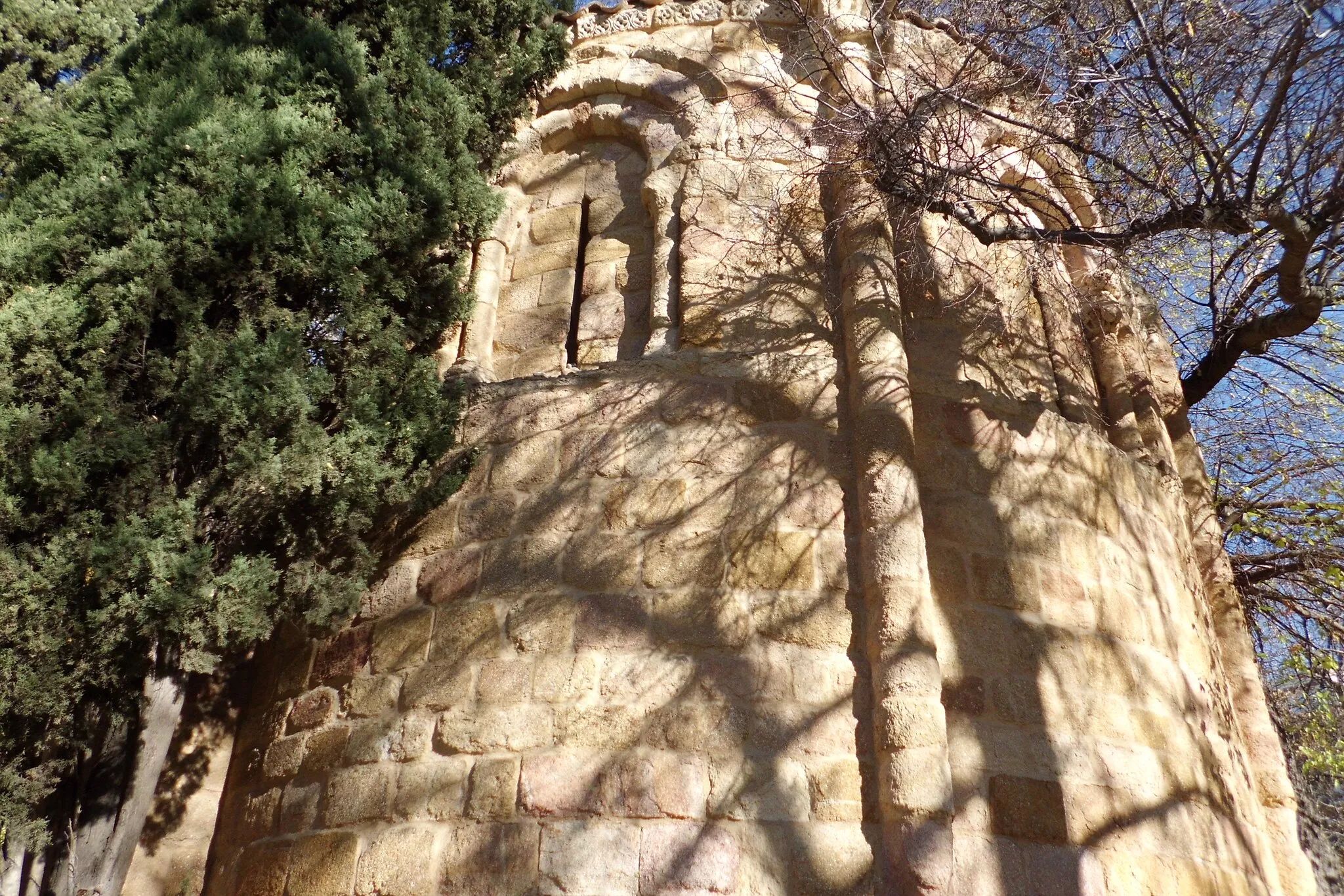 Photo showing: Ruinas de la pequeña iglesia románica de San Pelayo de Ávila, trasladada a Madrid tras la Desamortización de Mendizábal. Están en un lugar de El Retiro de Madrid, cerca de la Montaña Artificial.