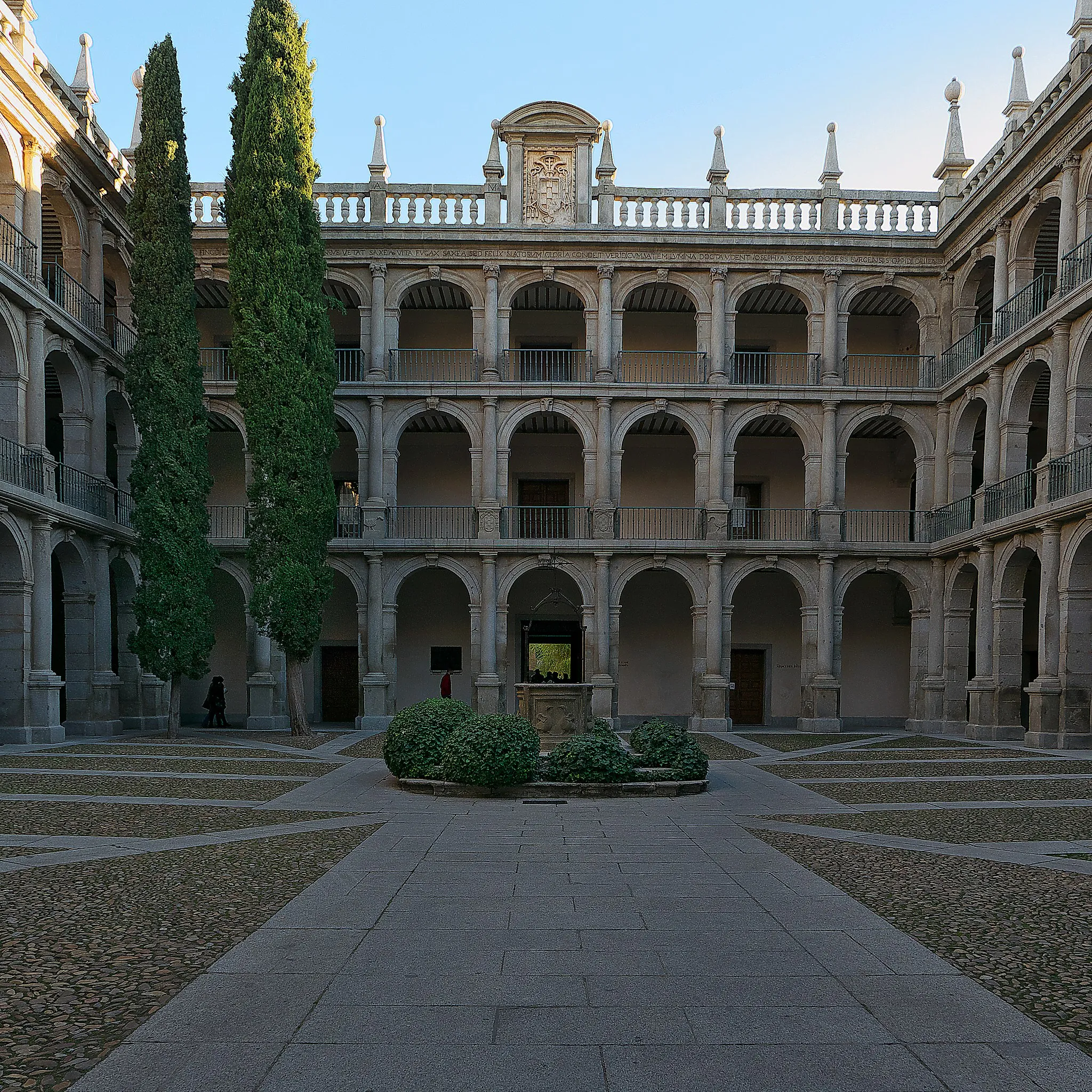Photo showing: Universidad de Alcalá. Patio principal de la universidad (1670)