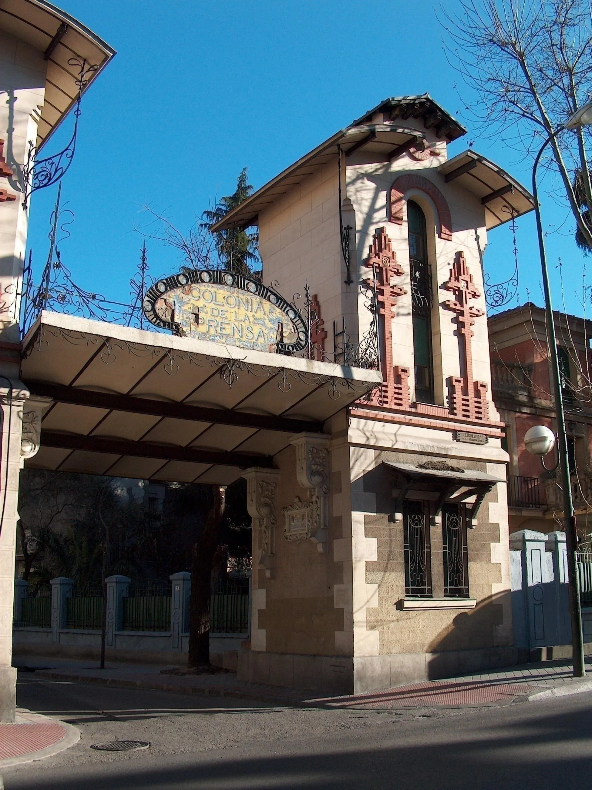 Photo showing: La Colonia de la Prensa: entrada en la Calle Eugenia de Montijo, 61-63, con sus 2 torreones - Madrid, España.