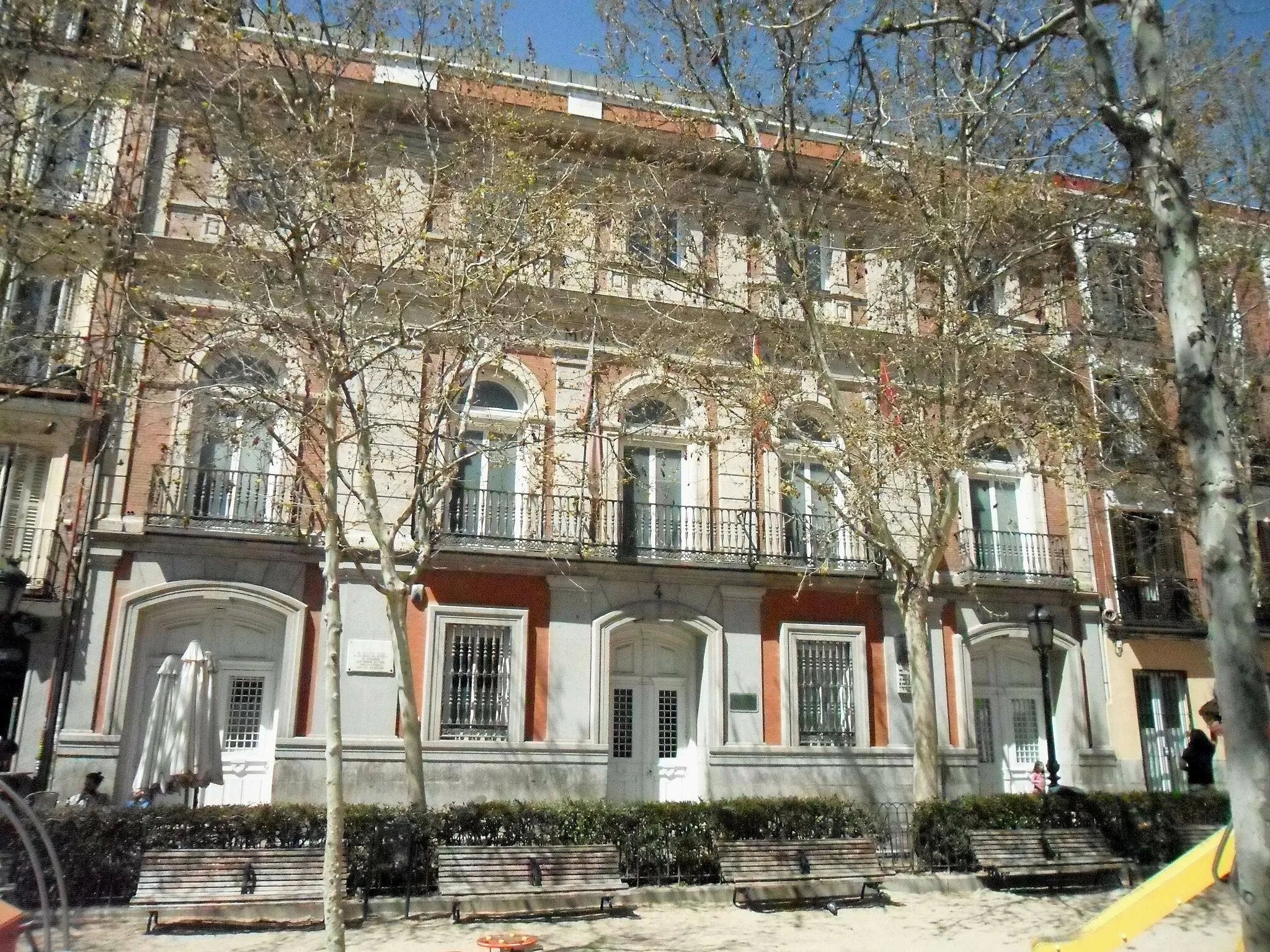 Photo showing: Façade of Chamberí District Hall in Madrid (Spain), at 4th Plaza de Chamberí (square). Building was designed by José López Sallaberry and built in the 1890's.